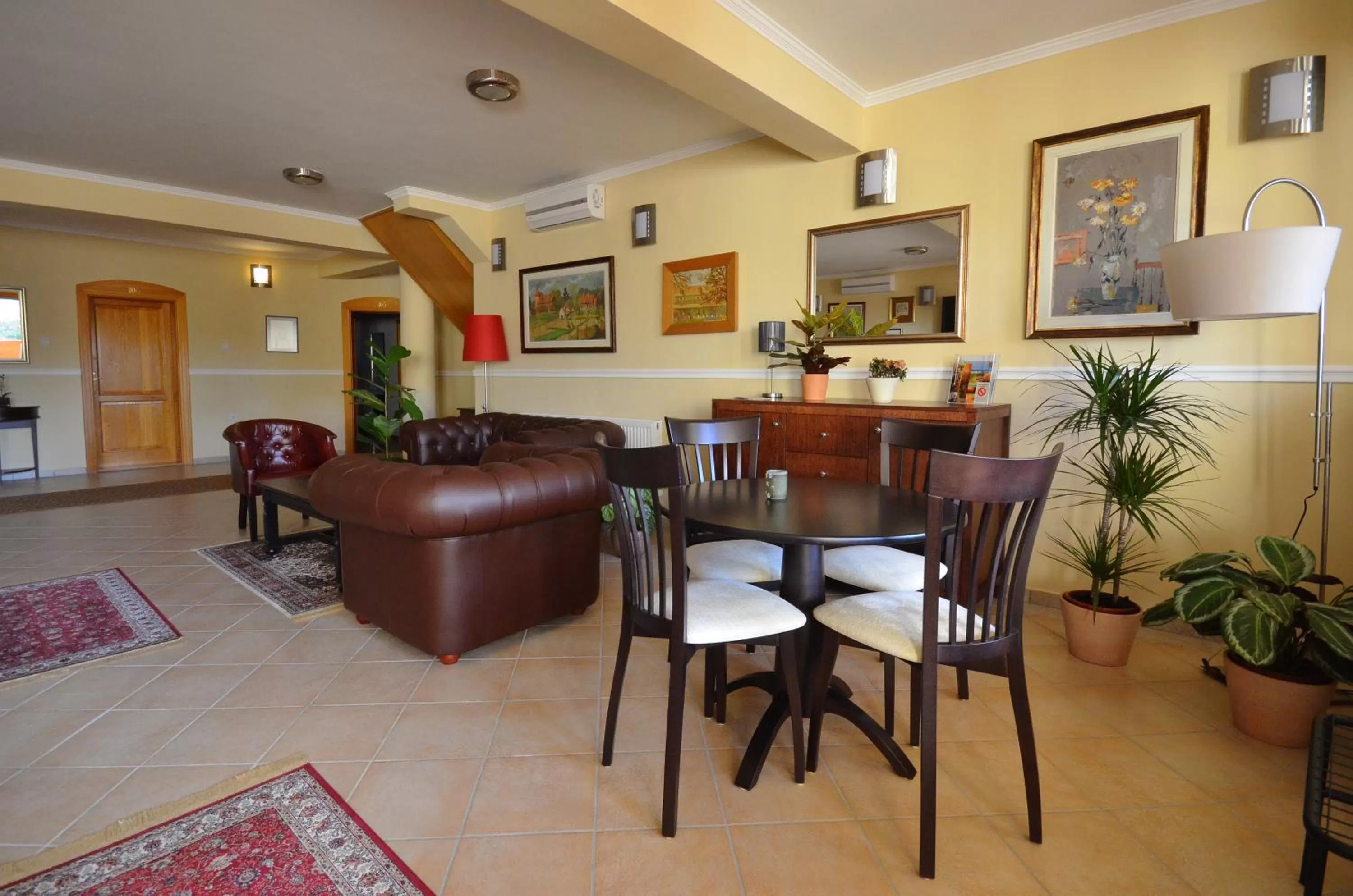 Communal lounge/ TV room in Art Garni Hotel