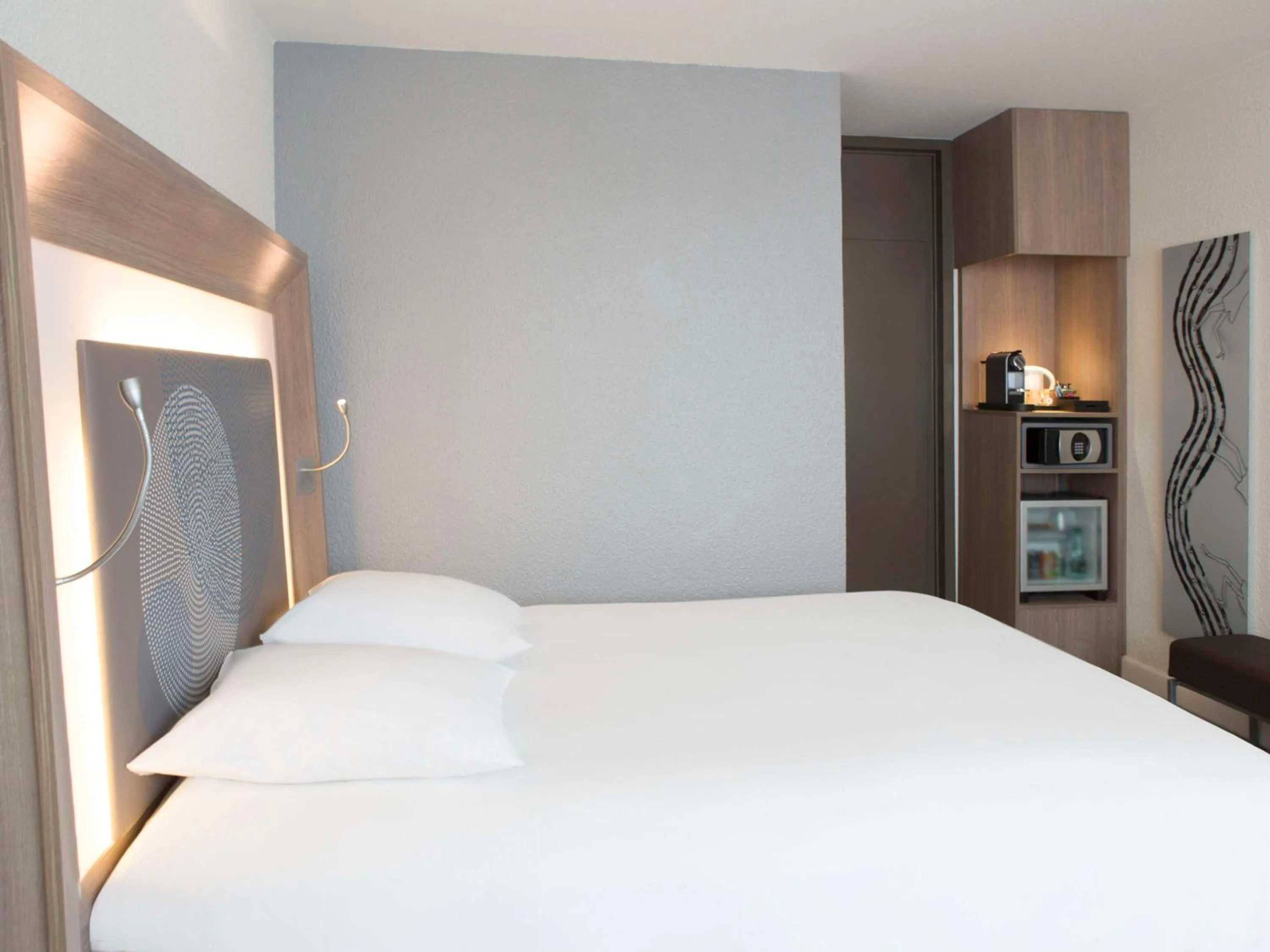 Superior room with One Double Bed and Double Sofa Bed in Novotel Bordeaux Lac