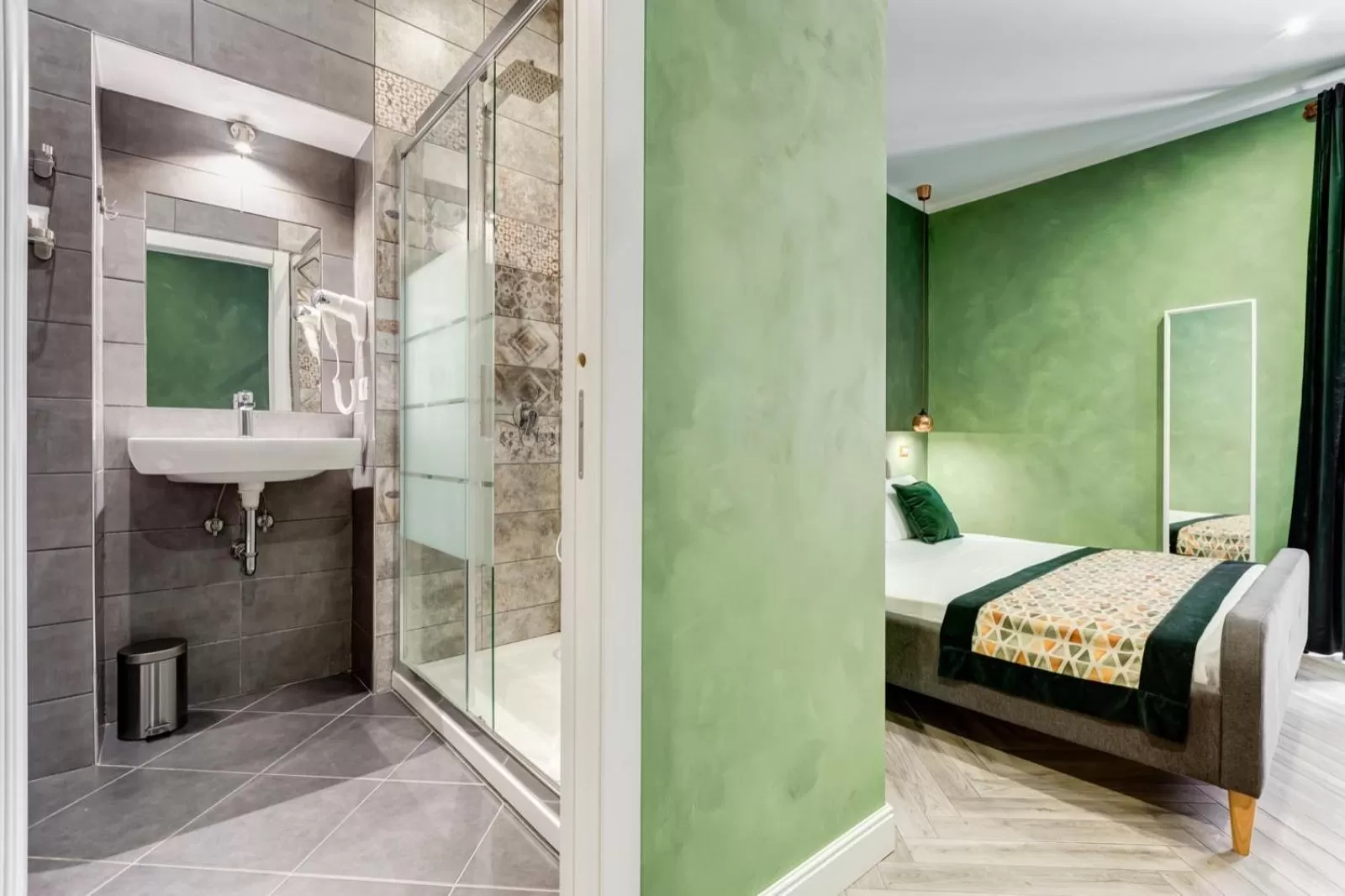 Shower, Bed in Ripetta Deluxe Suites