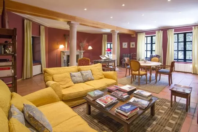 Communal lounge/ TV room in Hotel Sara De Ur