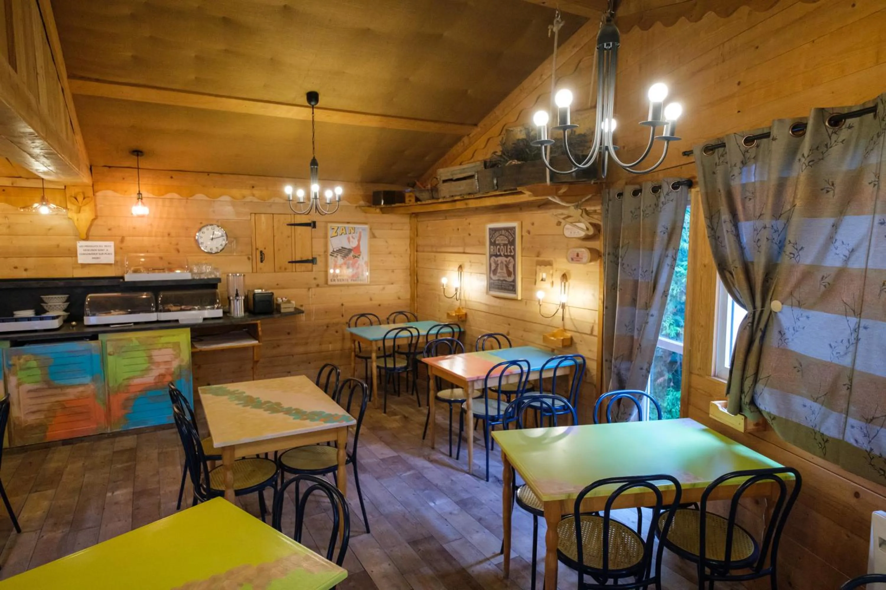 Lounge or bar in Cit'Hotel Le Montreal