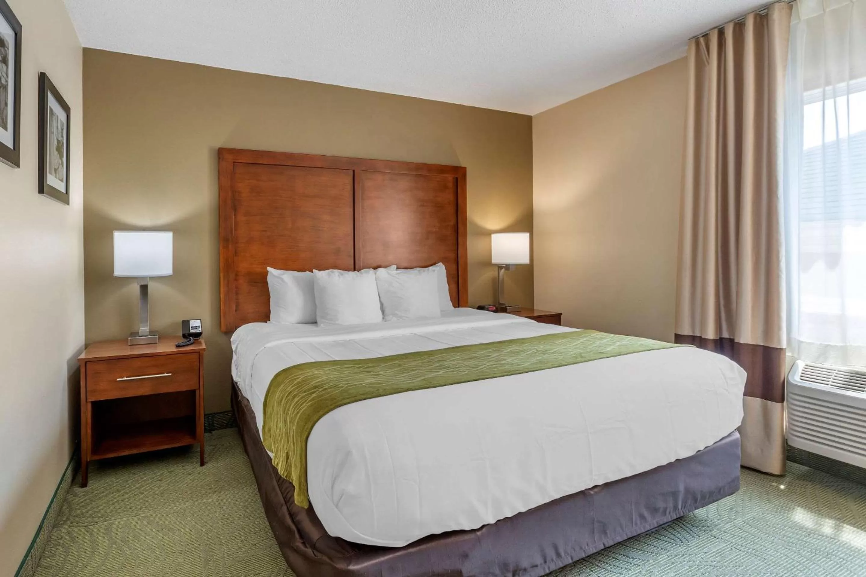 Photo of the whole room, Bed in Comfort Inn Muscatine near Hwy 61