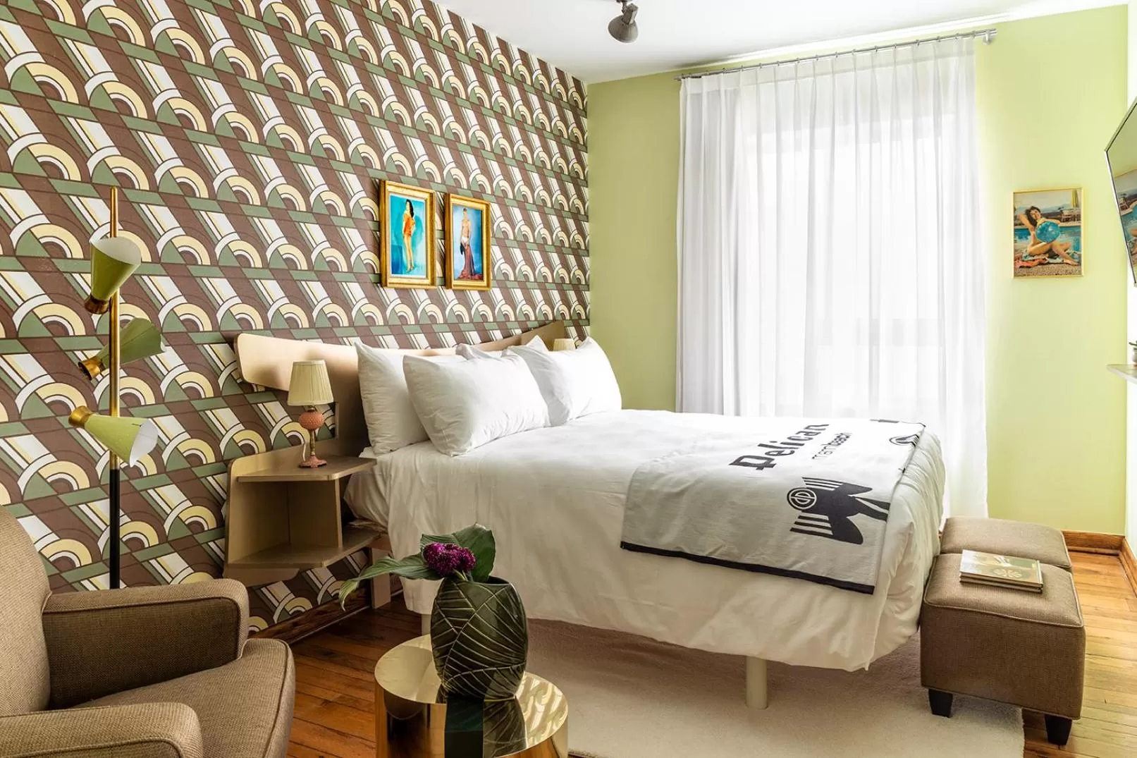 Photo of the whole room, Bed in Pelican Hotel