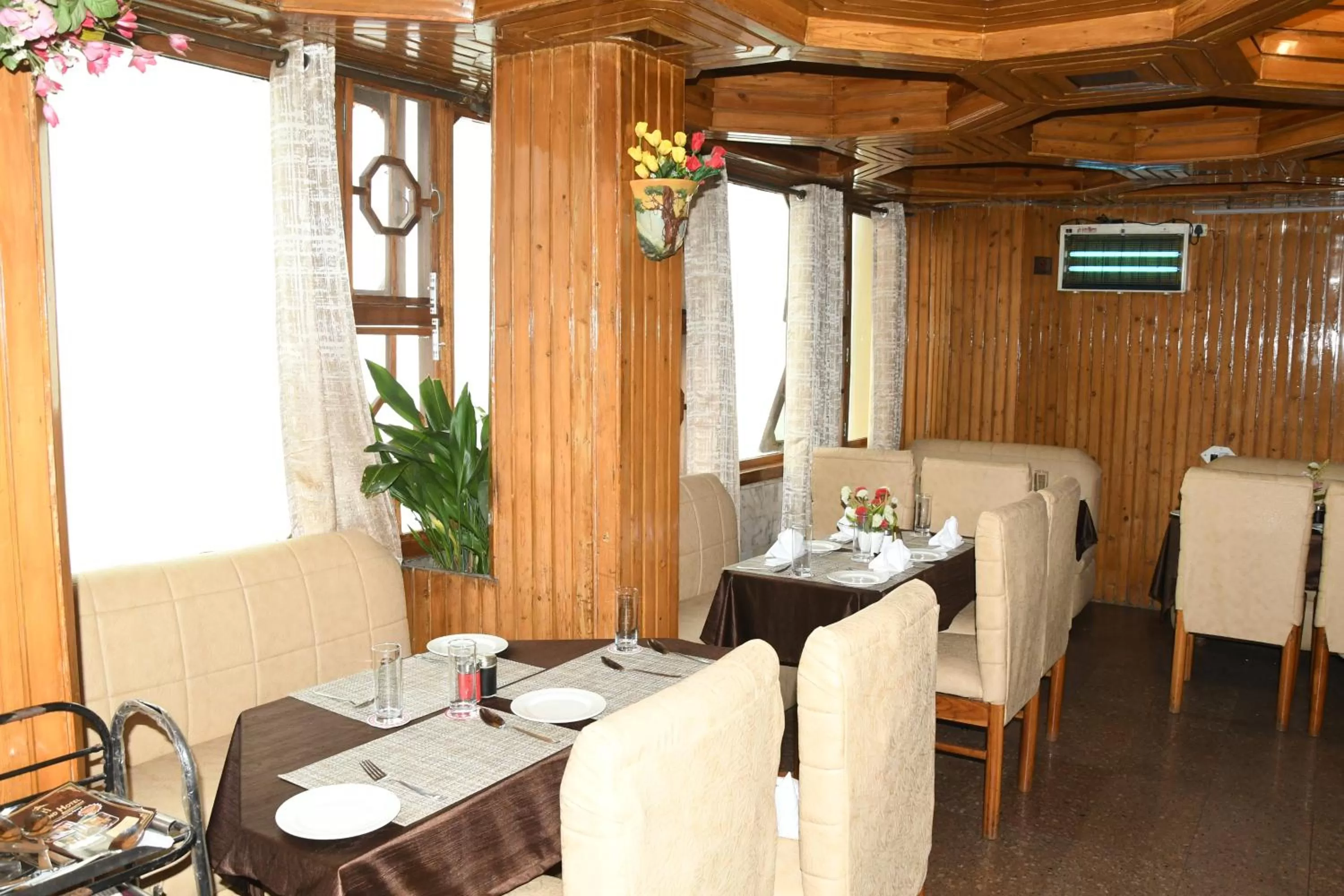 Restaurant/places to eat in Auckland Hotel and Restaurant Near Mall Road