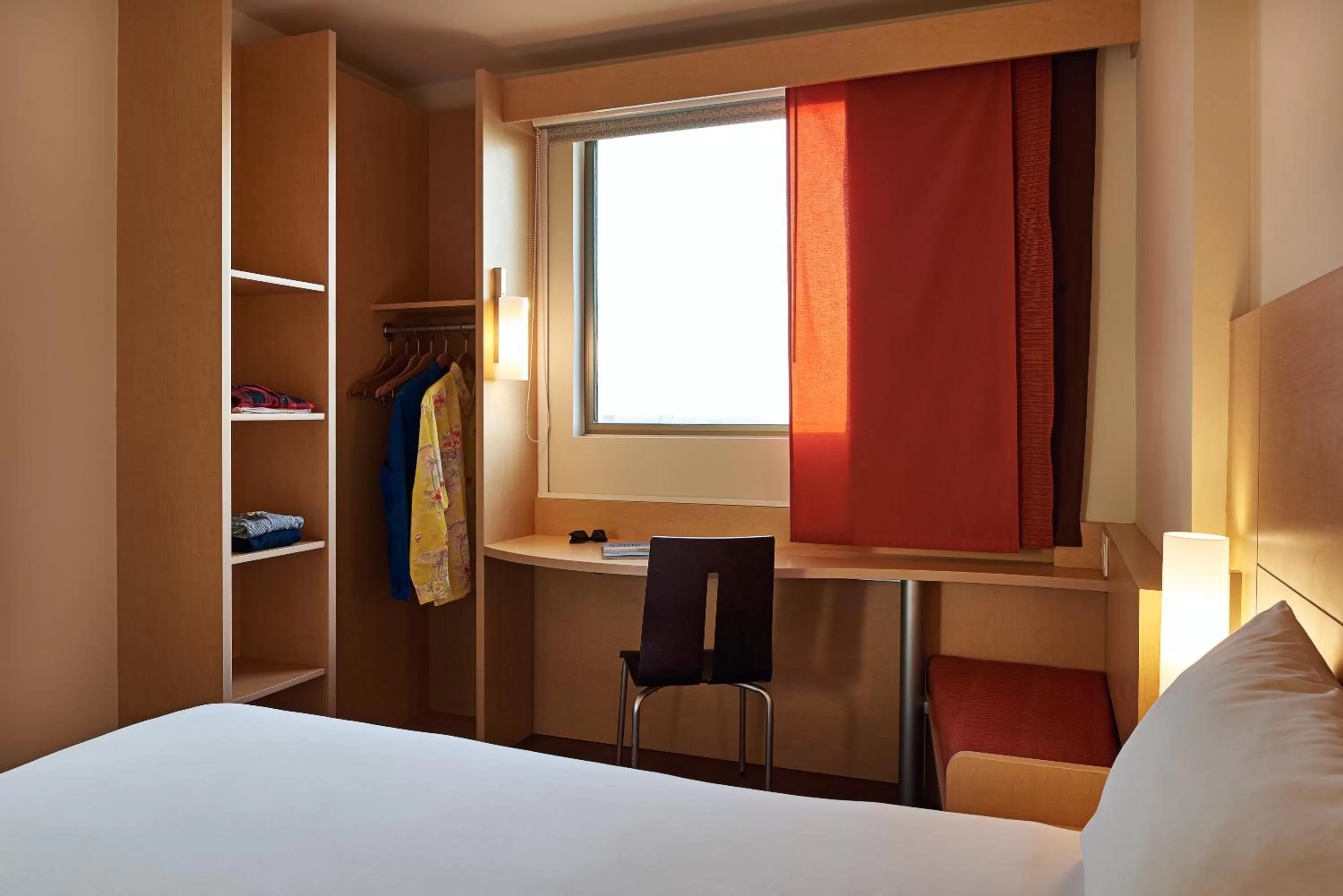 Seating area, Bed in Ibis Cancun Centro