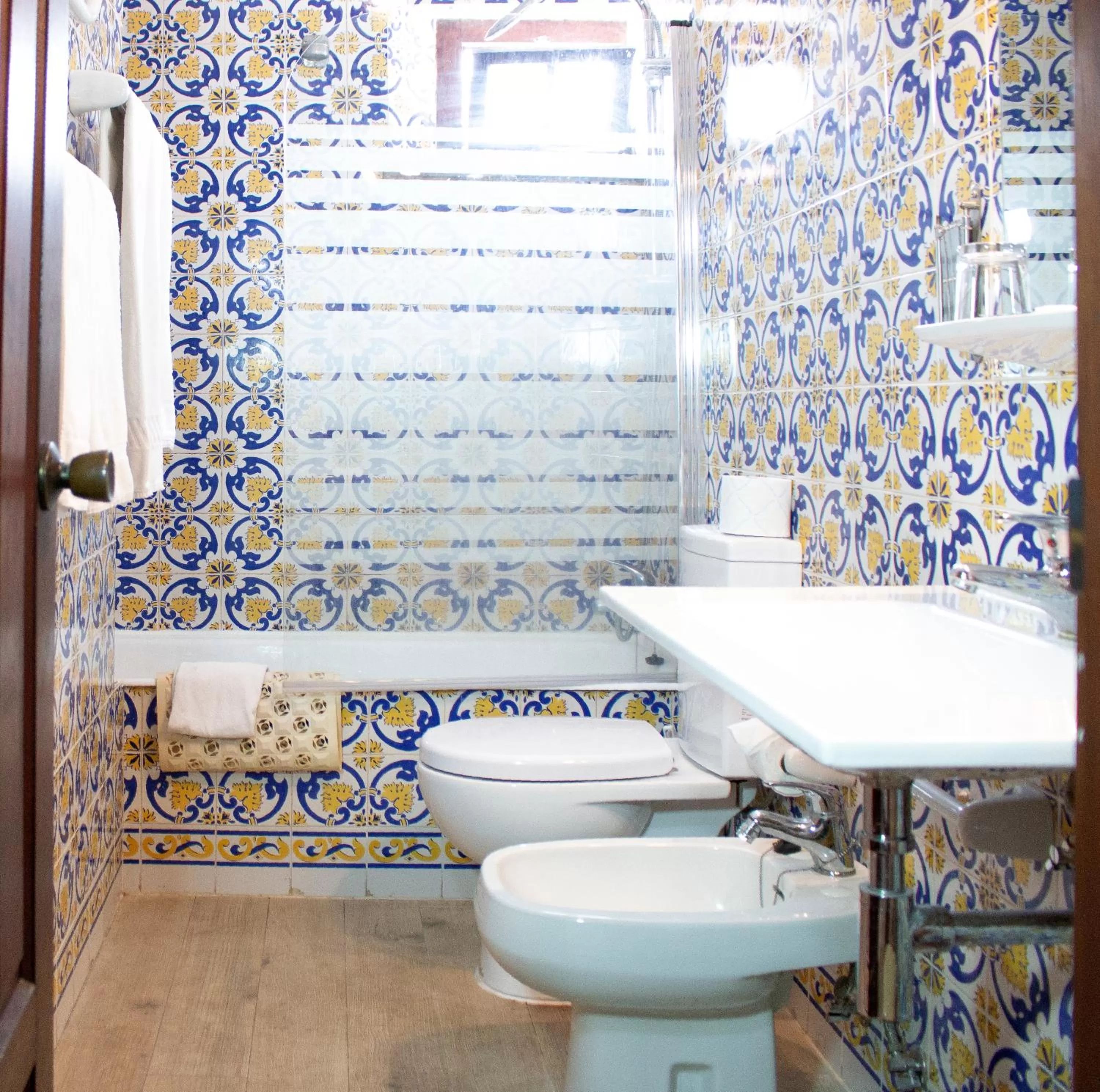 Bathroom in Rainha Santa Isabel - Óbidos History Hotel