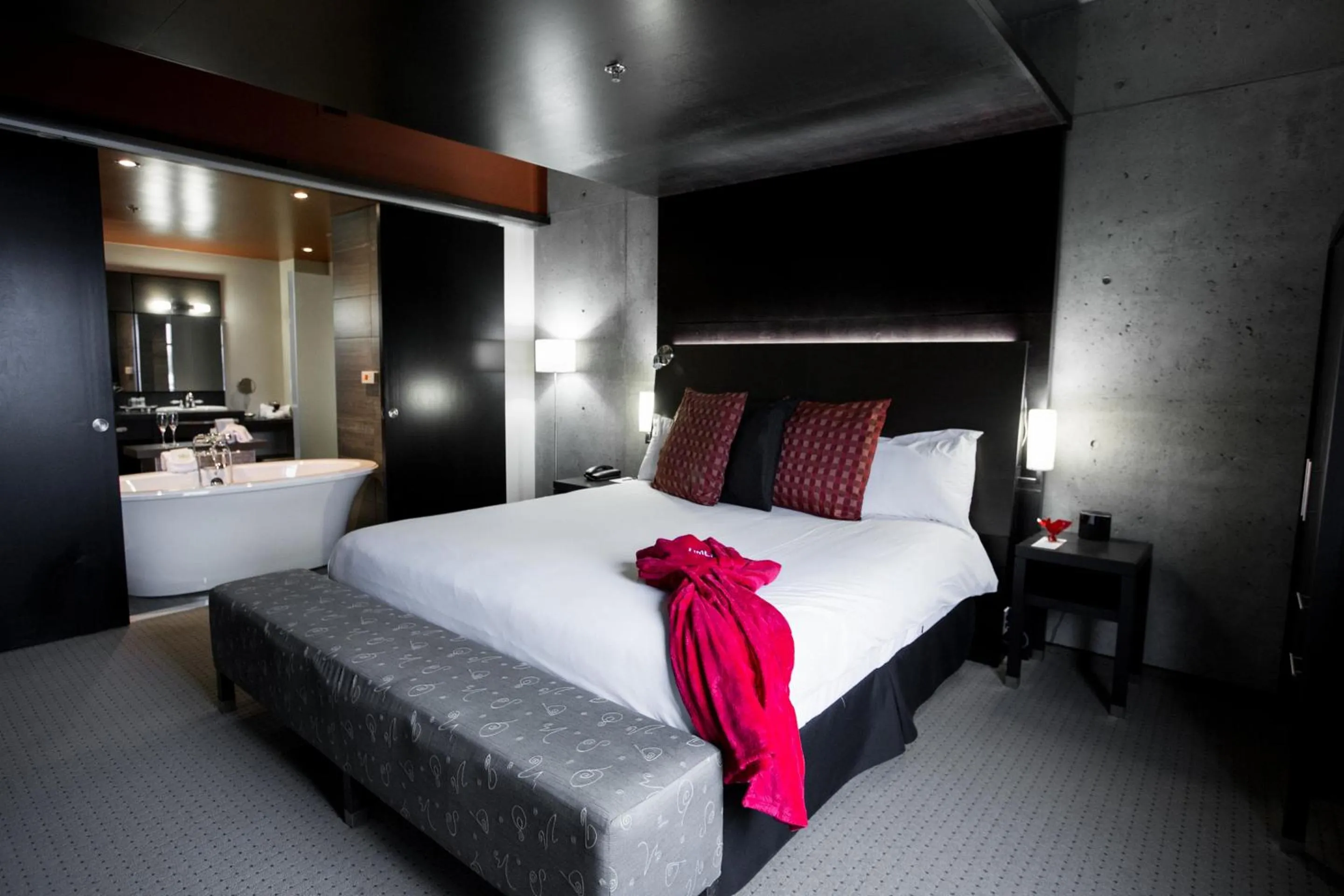 Photo of the whole room, Bed in Grand Times Hotel – Aeroport de Quebec