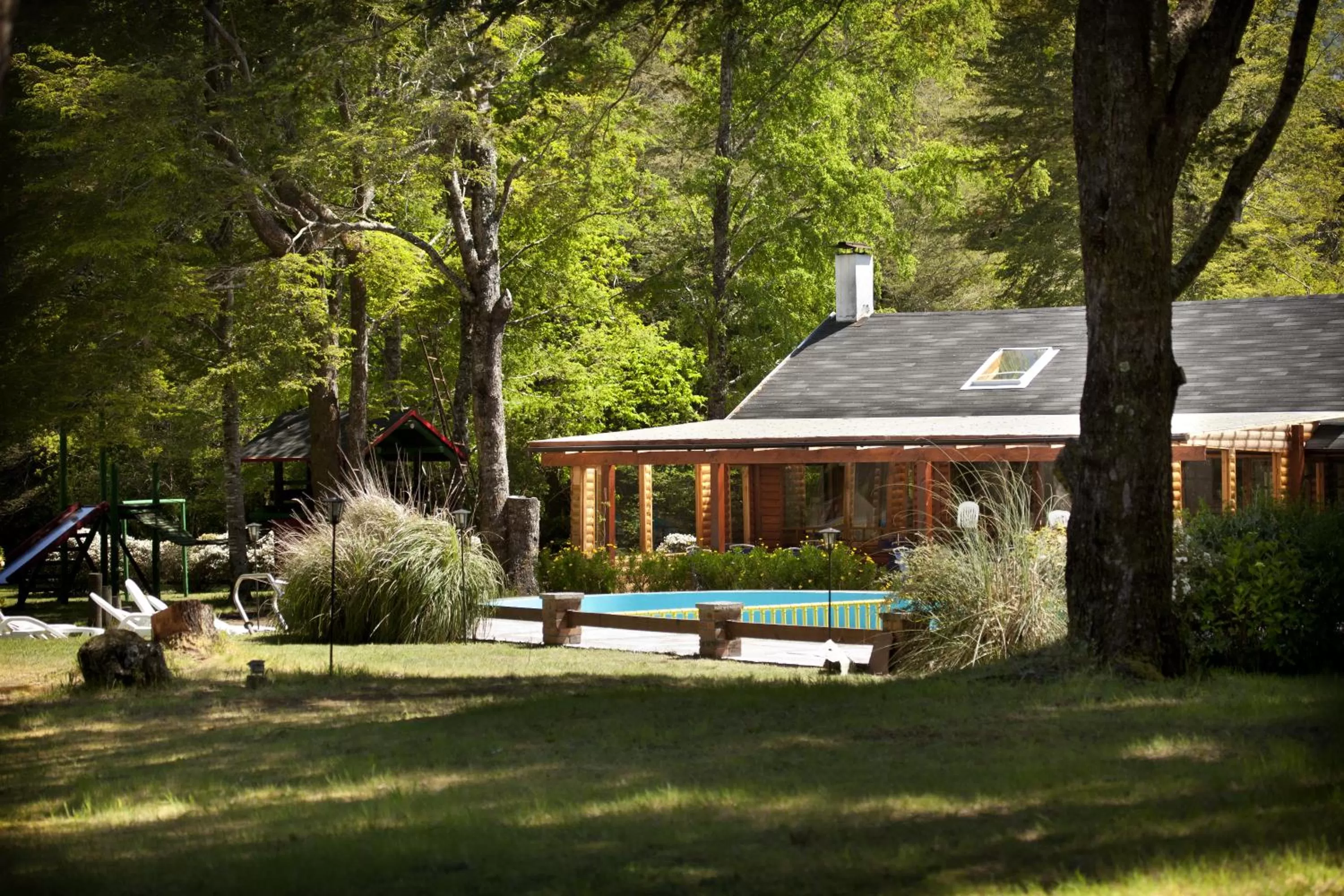 Swimming pool in Hotel Posada del Río - Parque Metreñehue