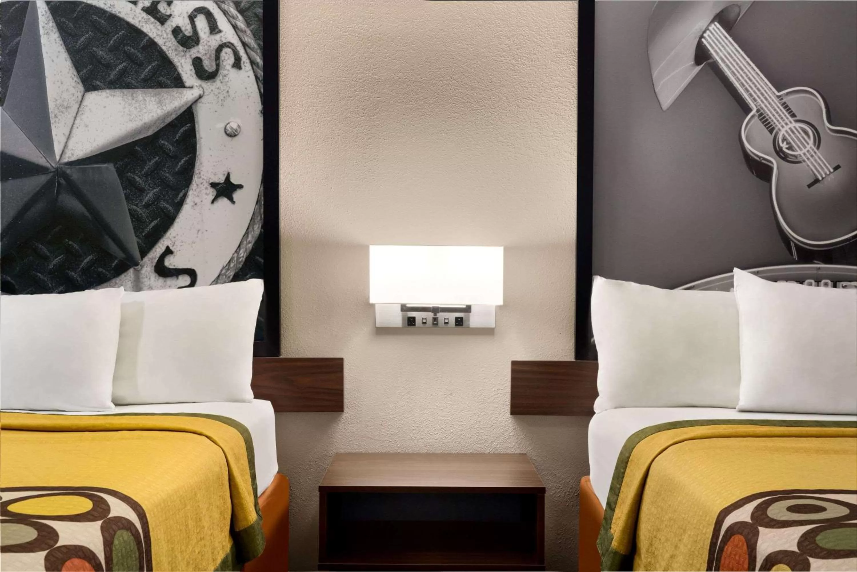 Photo of the whole room, Bed in Super 8 by Wyndham Universal City