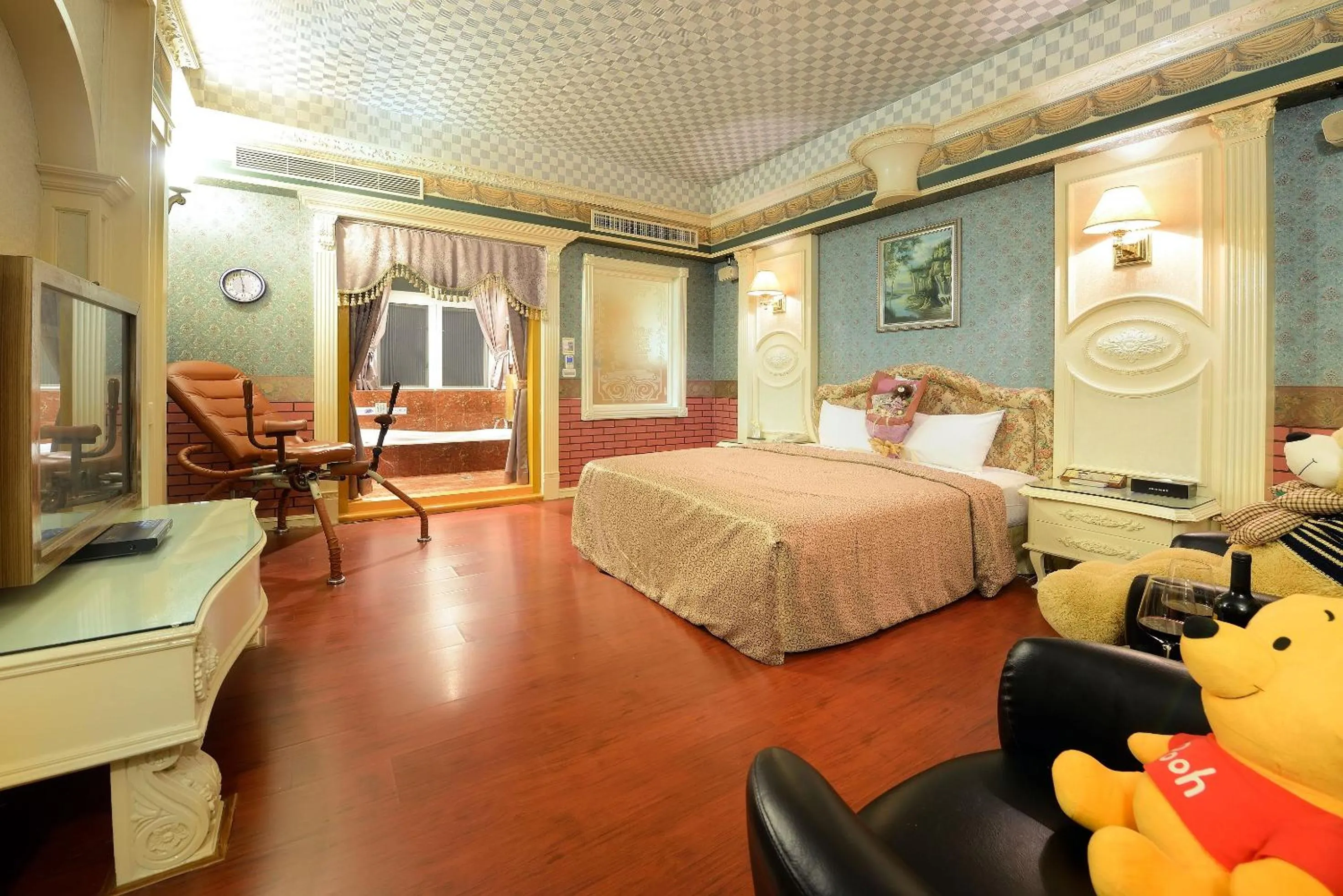 bunk bed, Bed in Holland Village Motel