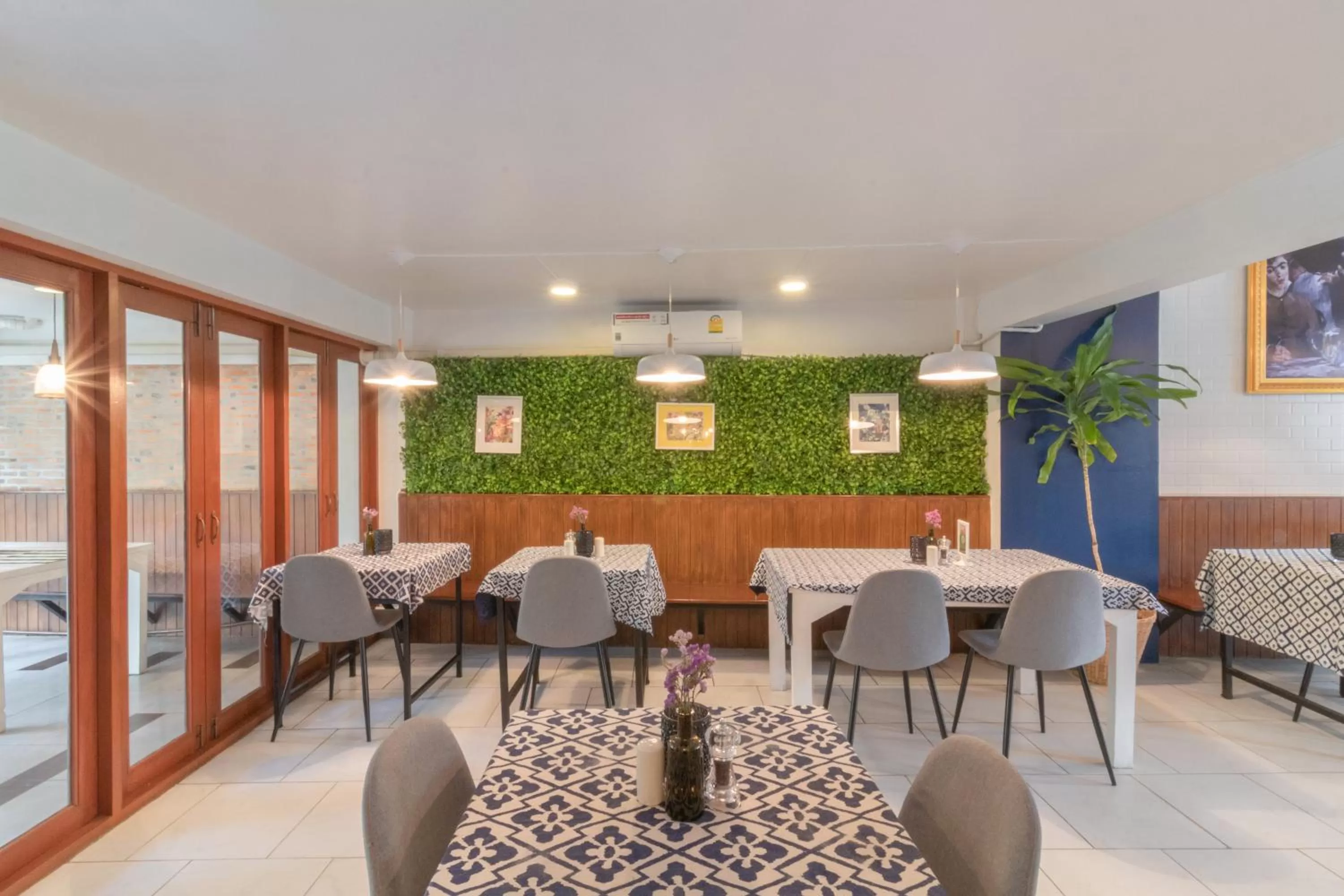 Restaurant/places to eat in The Old City Wall Inn