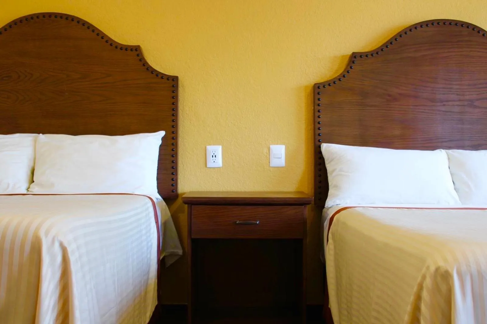 Bedroom, Bed in Estancia Inn