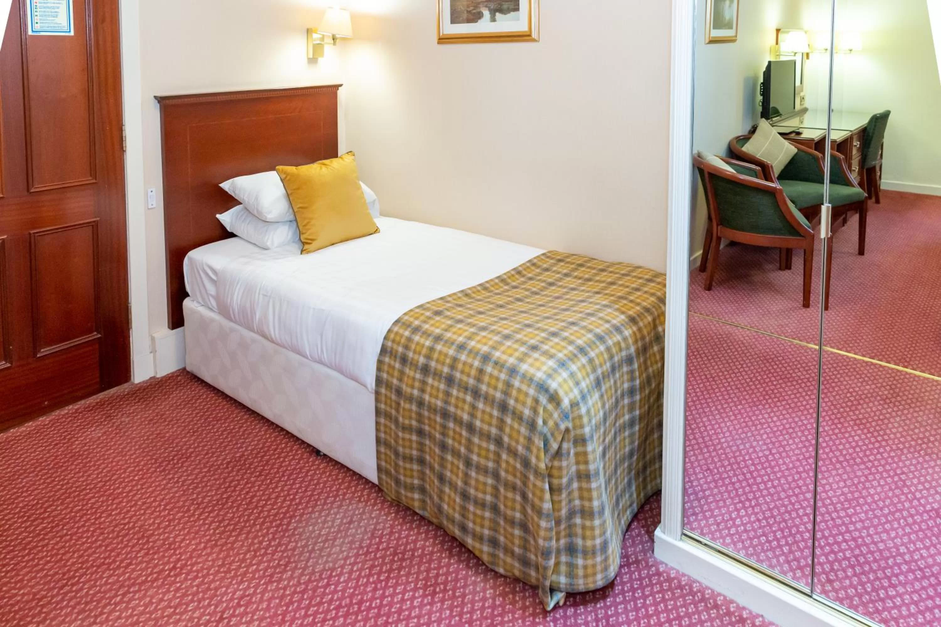 Bedroom, Bed in Alexandra Hotel