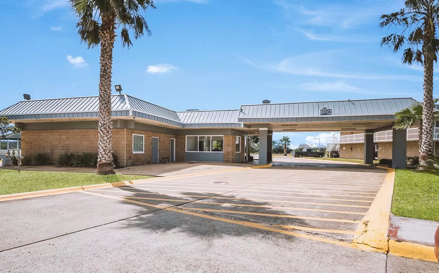 Property building in Sky Palace Inn & Suites By Jasper Beeville