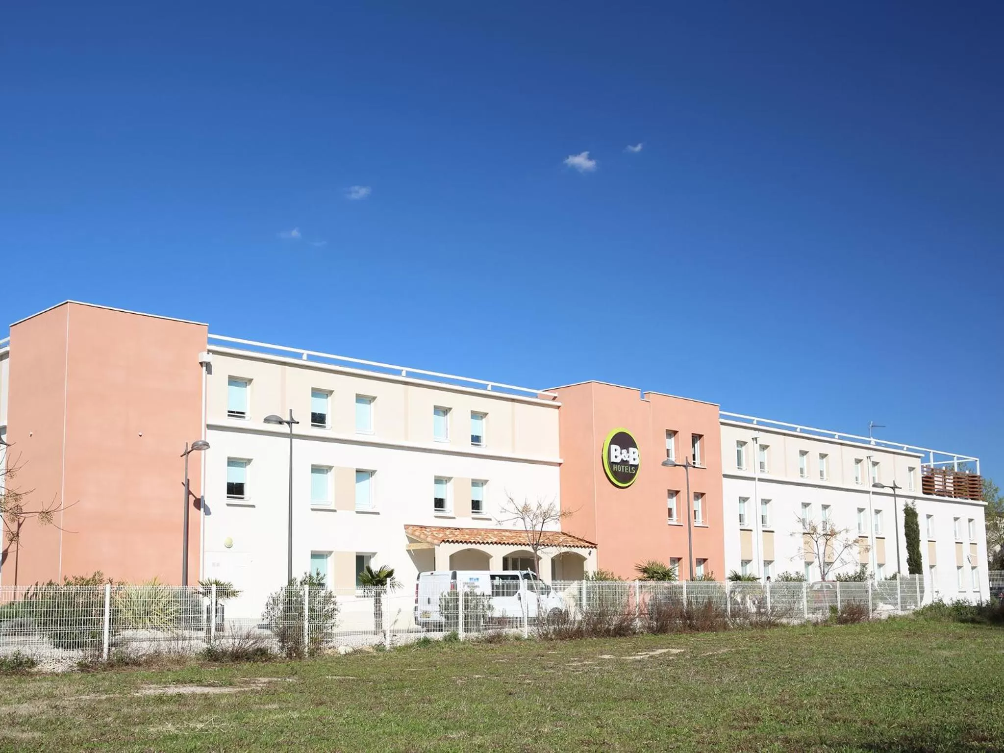 Facade/entrance in B&B HOTEL Marseille Aéroport Saint-Victoret
