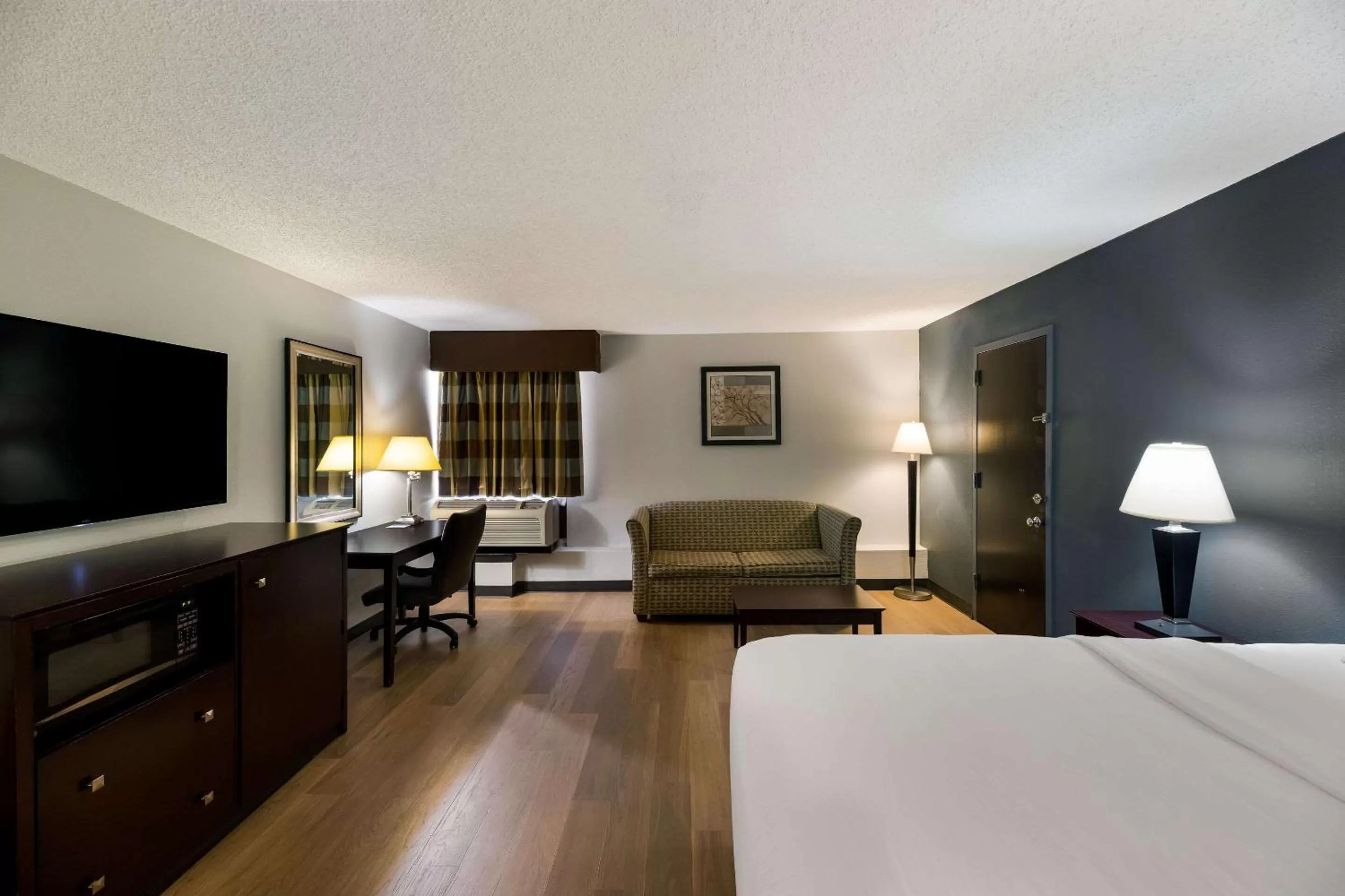 Bedroom, Bed in Clarion Hotel San Angelo near Convention Center