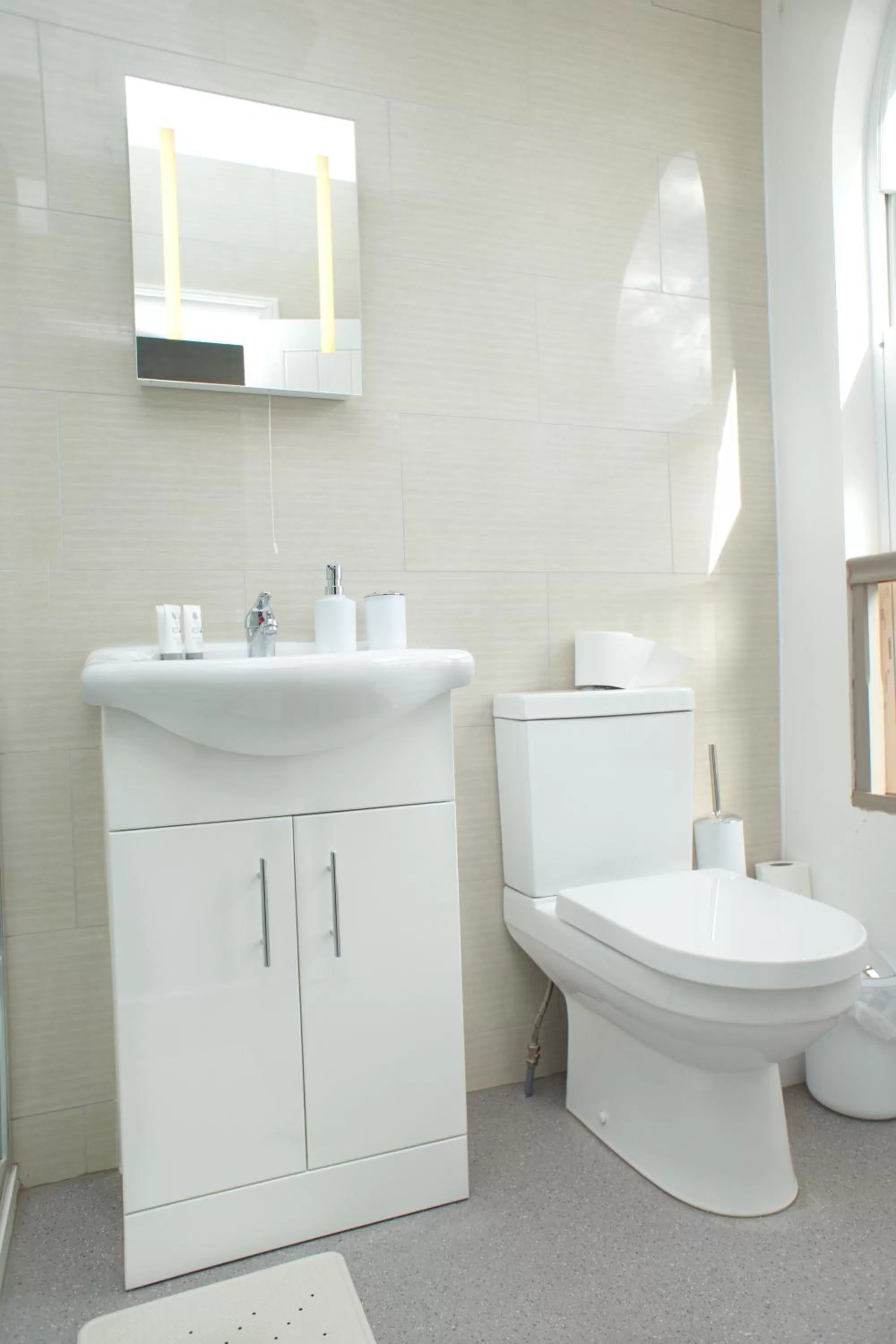 Bathroom in Trivelles Rochester Hotel