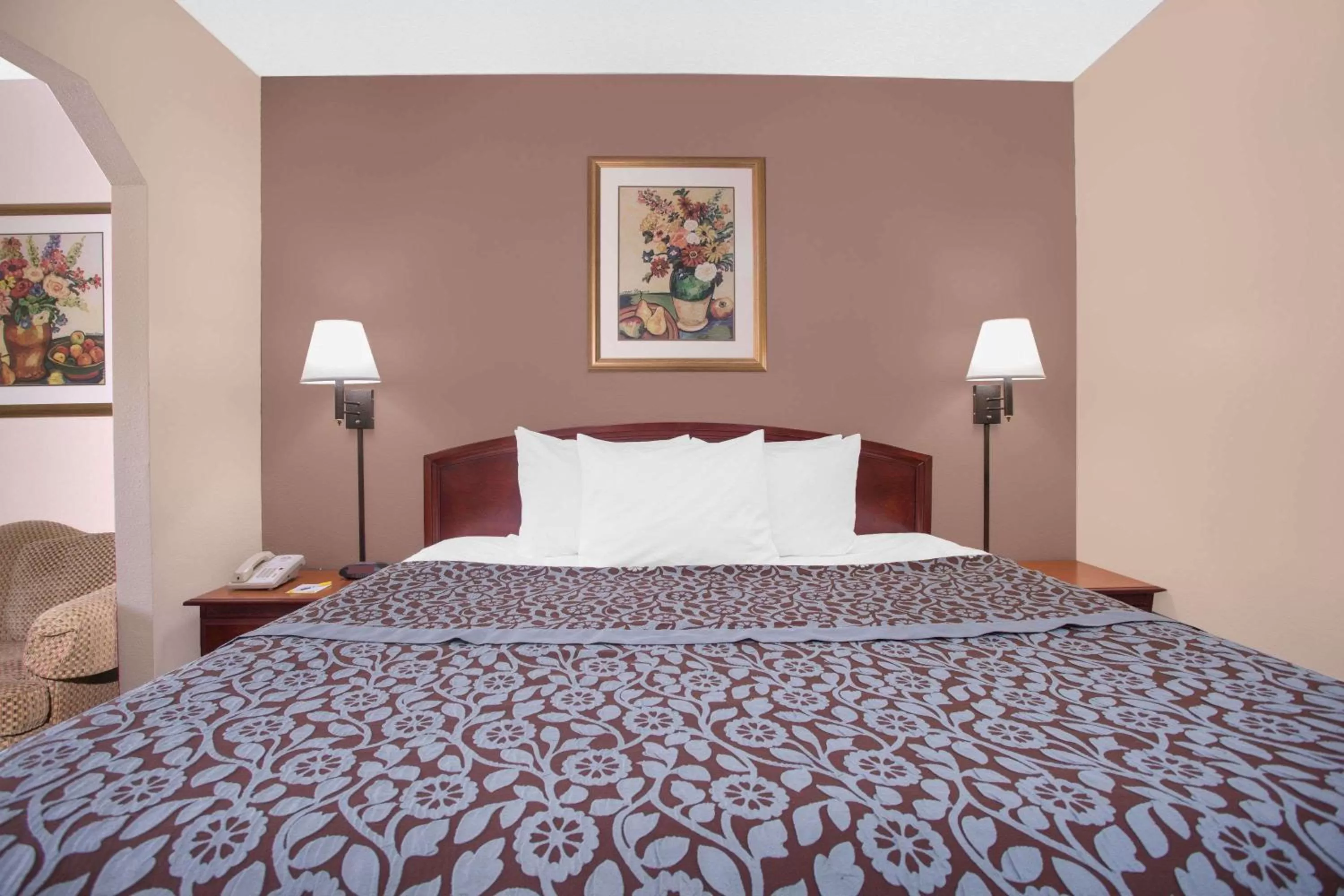 Photo of the whole room, Bed in Days Inn by Wyndham Dublin GA