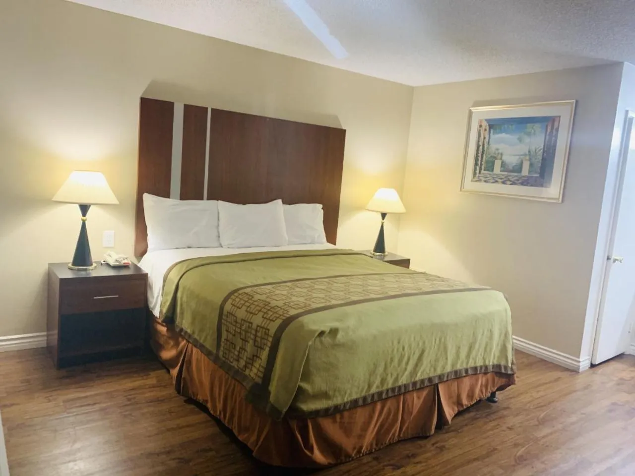 Riverside Inn & Suites