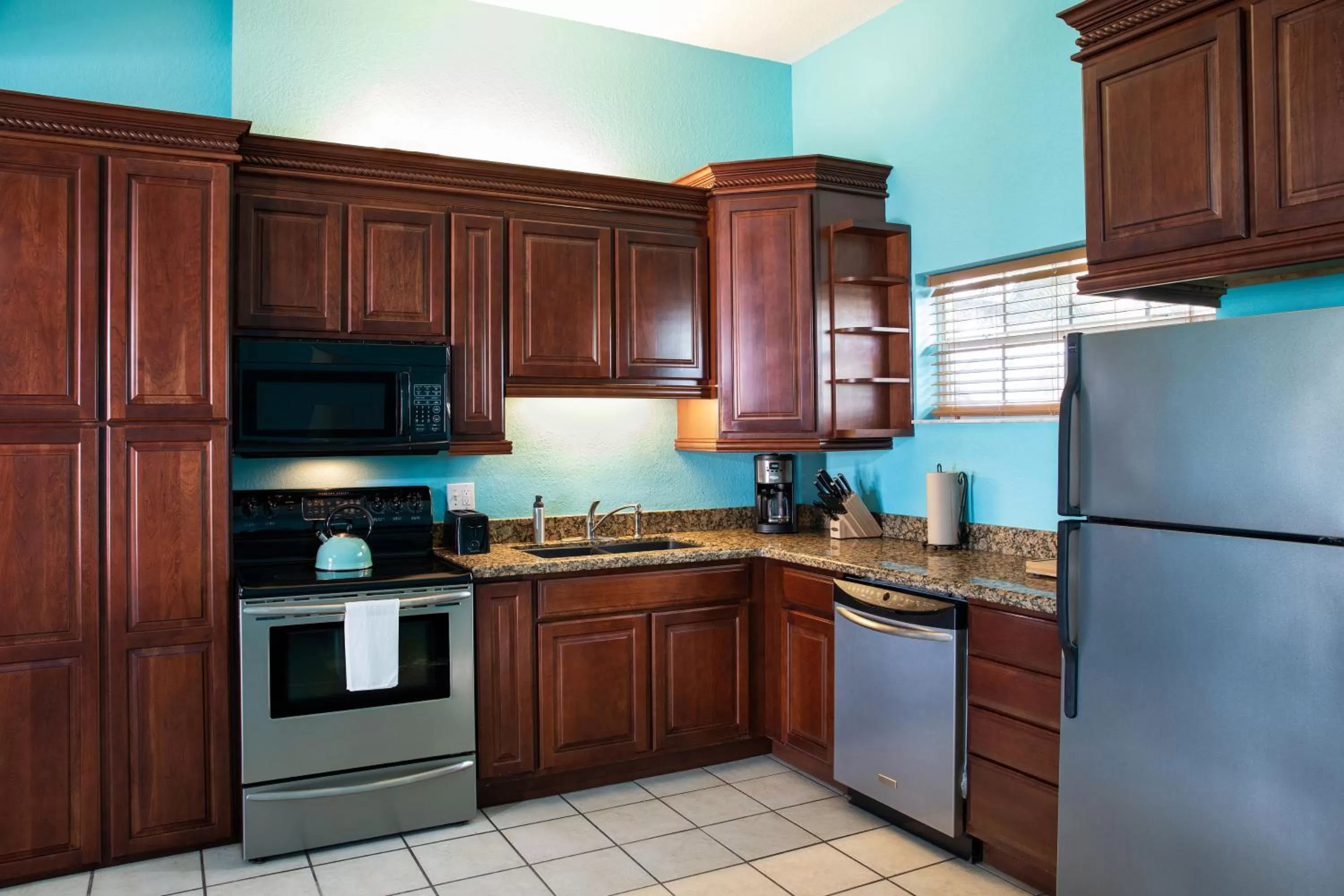 Coffee/tea facilities in Grassy Flats Resort & Beach Club