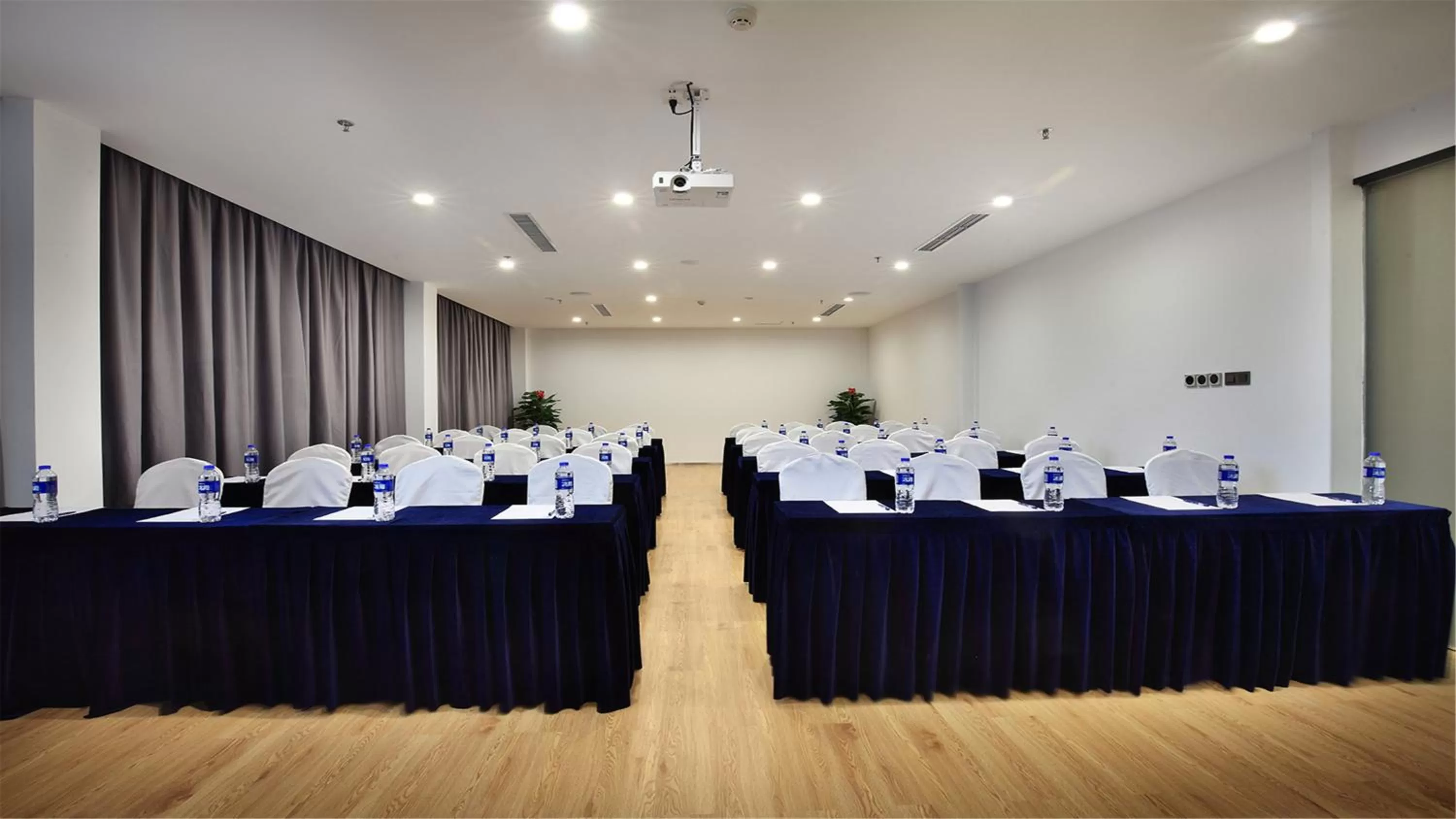 Meeting/conference room in Holiday Inn Express Guilin City Center by IHG