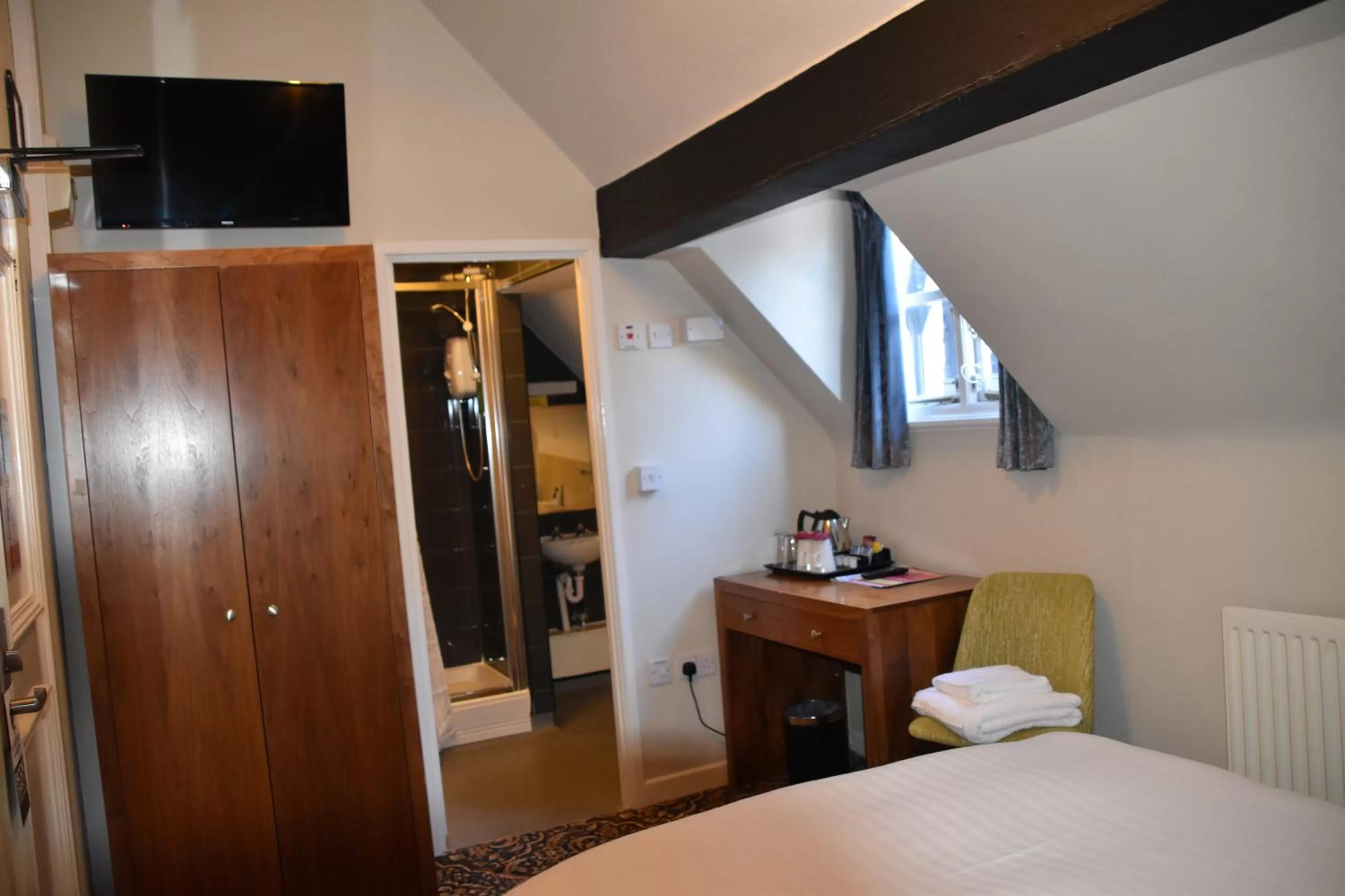 Bedroom, TV/Entertainment Center in George Hotel Wetherspoon