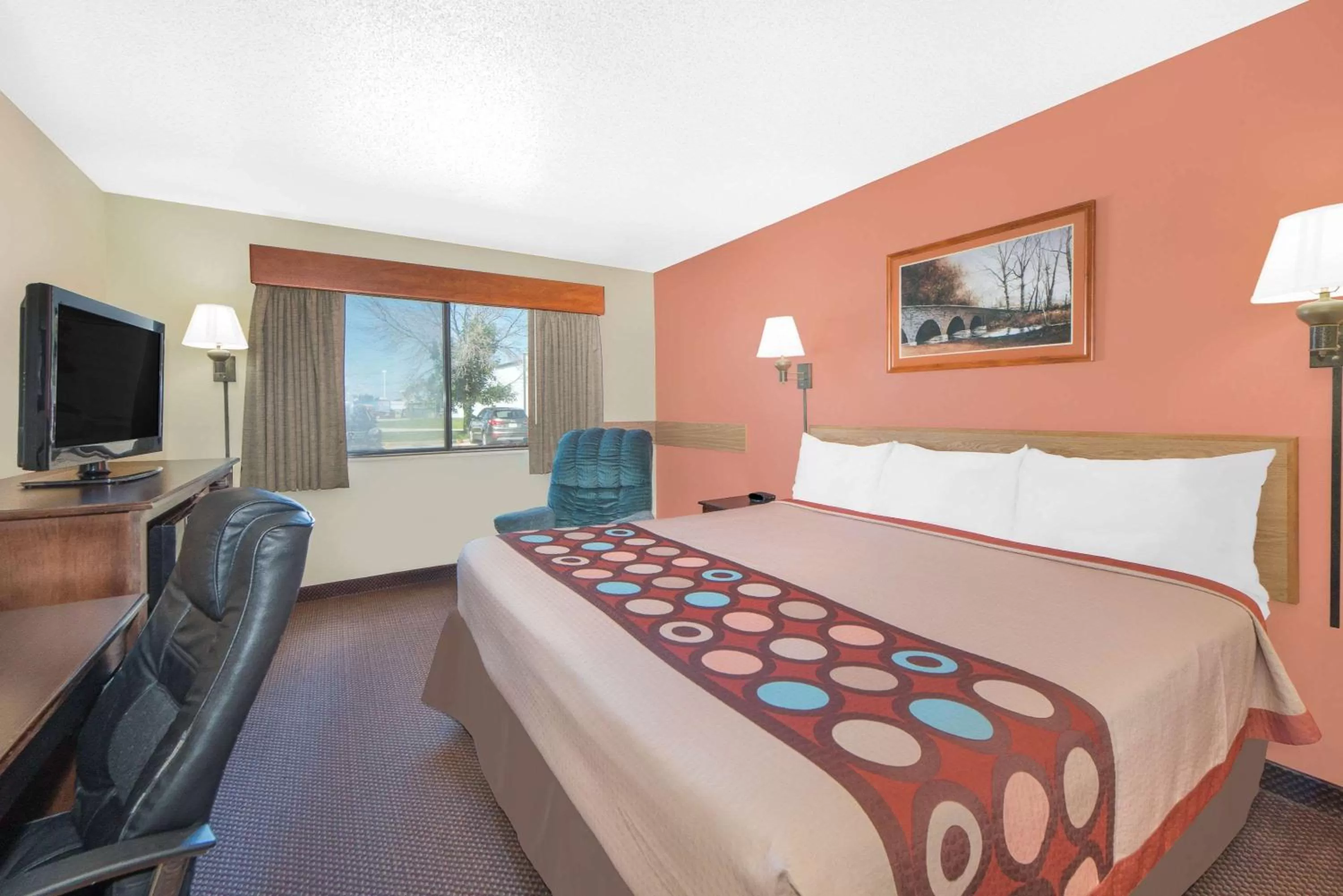 Photo of the whole room in Super 8 by Wyndham Ottumwa