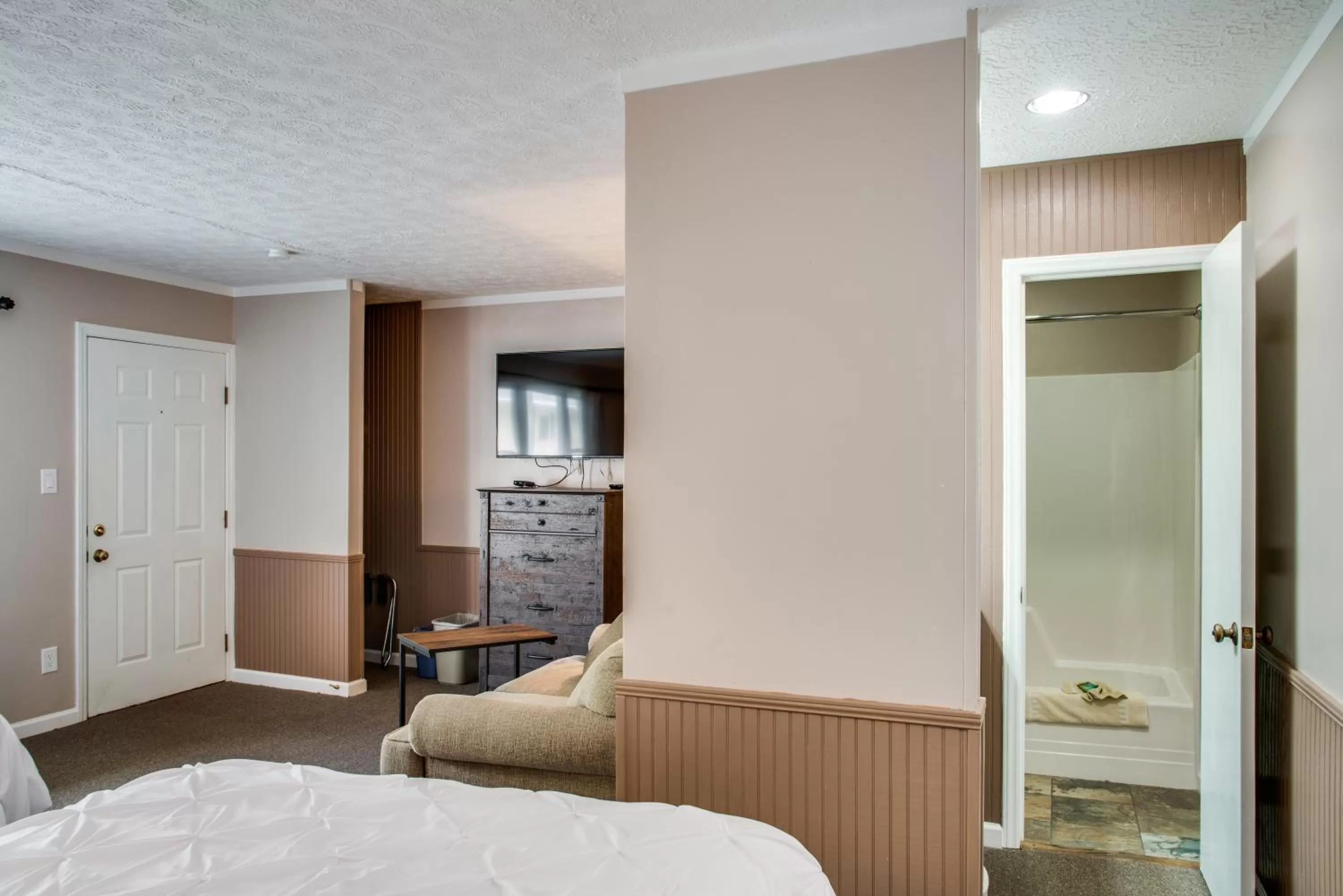 Bed in Boxwood Lodge Blowing Rock near Boone-University