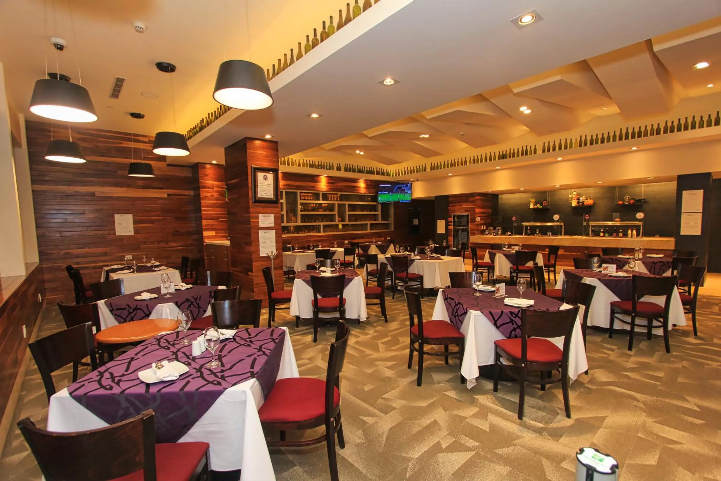 Restaurant/places to eat in Holiday Inn & Suites Plaza Mayor by IHG