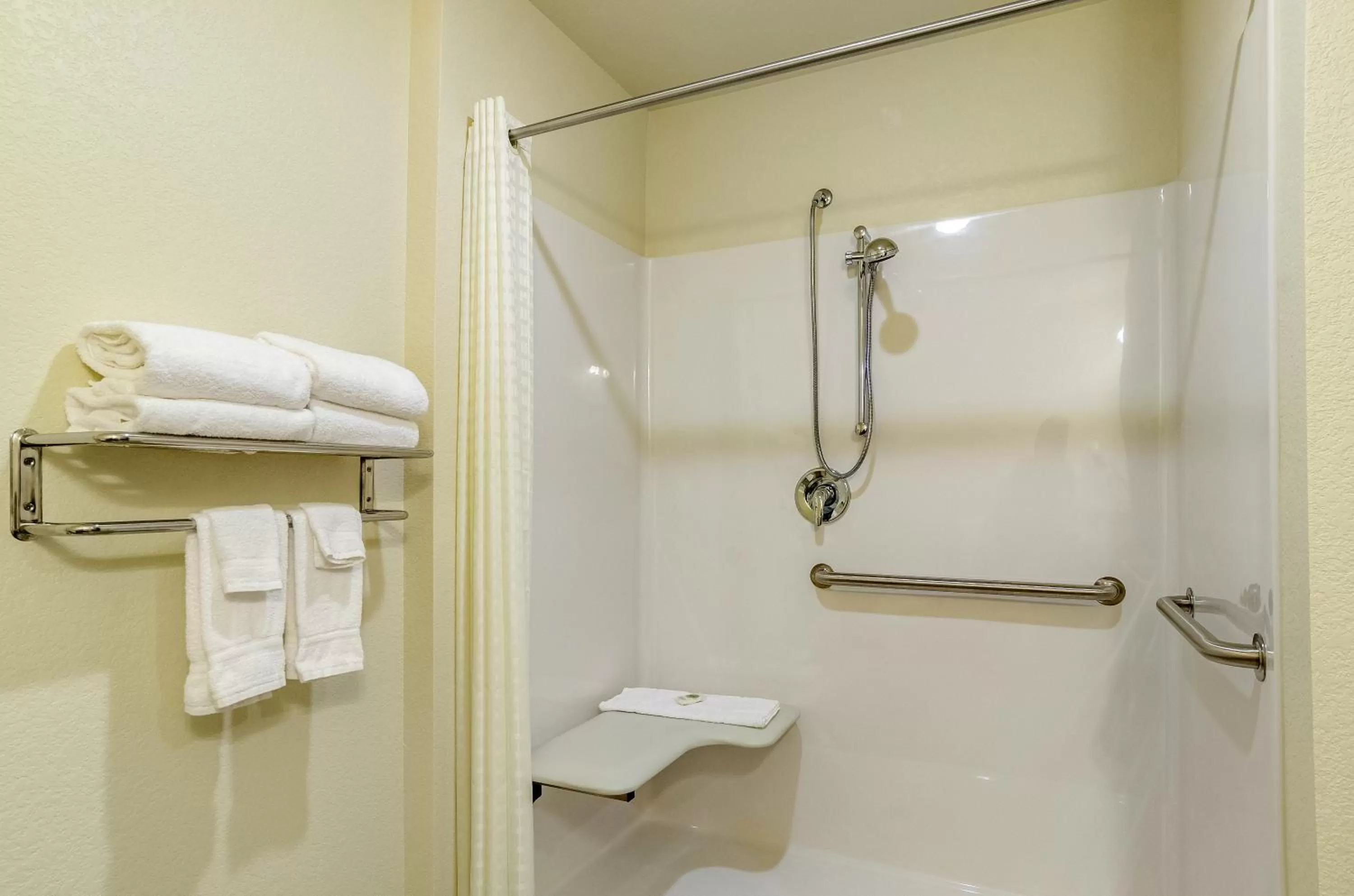 Shower in Cobblestone Inn & Suites - Bridgeport
