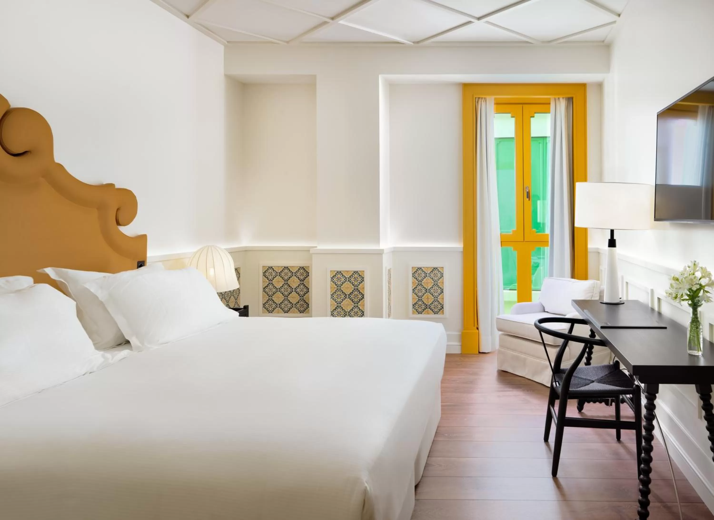 Photo of the whole room, Bed in H10 Casa de la Plata