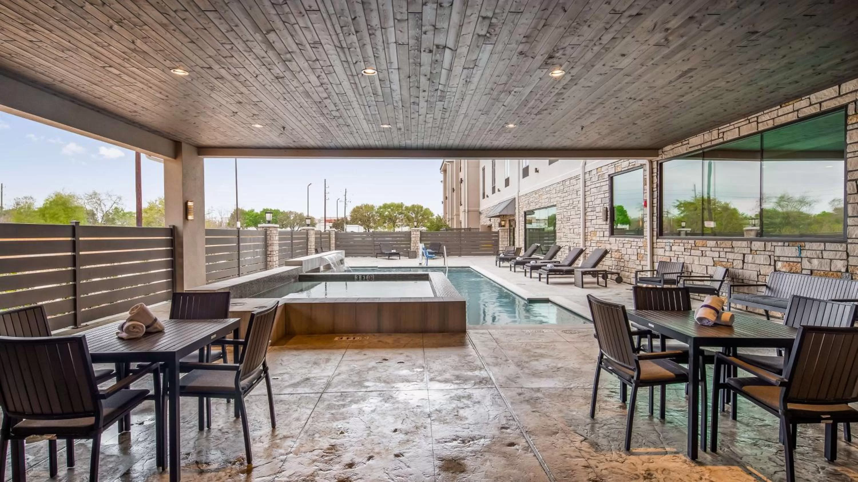 Activities, Restaurant/Places to Eat in Best Western Premier Energy Corridor