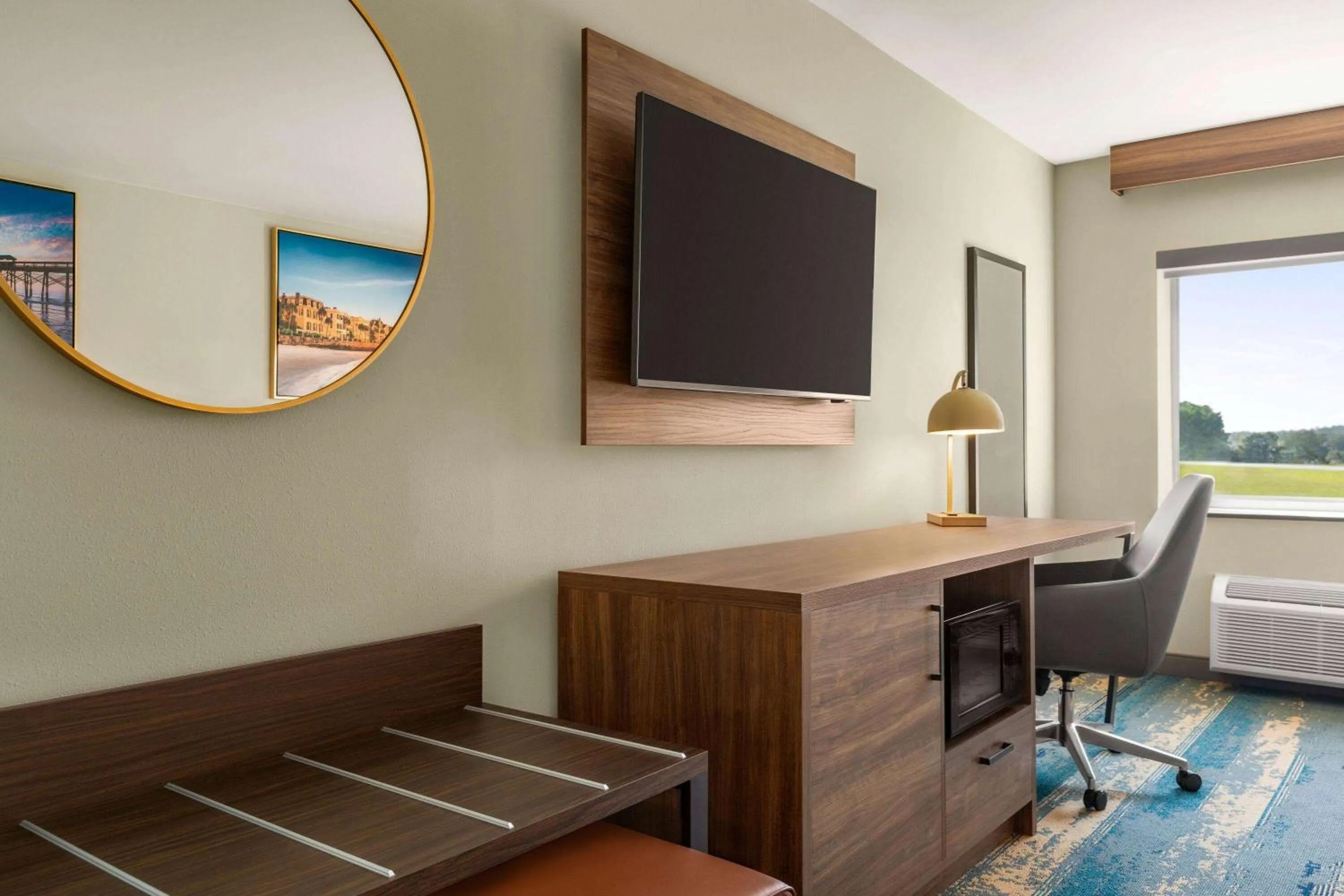 Photo of the whole room, Bed in La Quinta Inn by Wyndham Columbia NE Fort Jackson