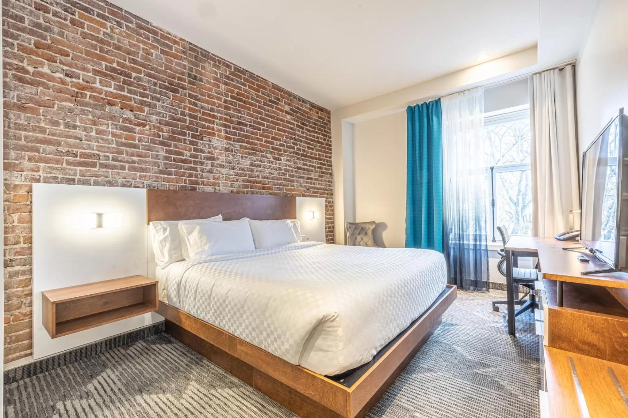 Bed in Hôtel Manoir Vieux-Québec