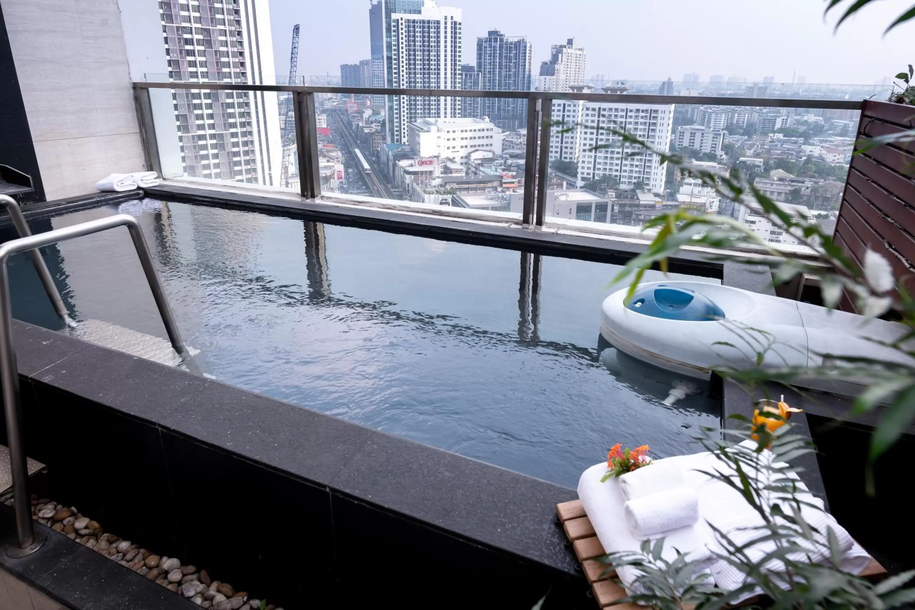 Swimming pool in Jasmine Resort Bangkok