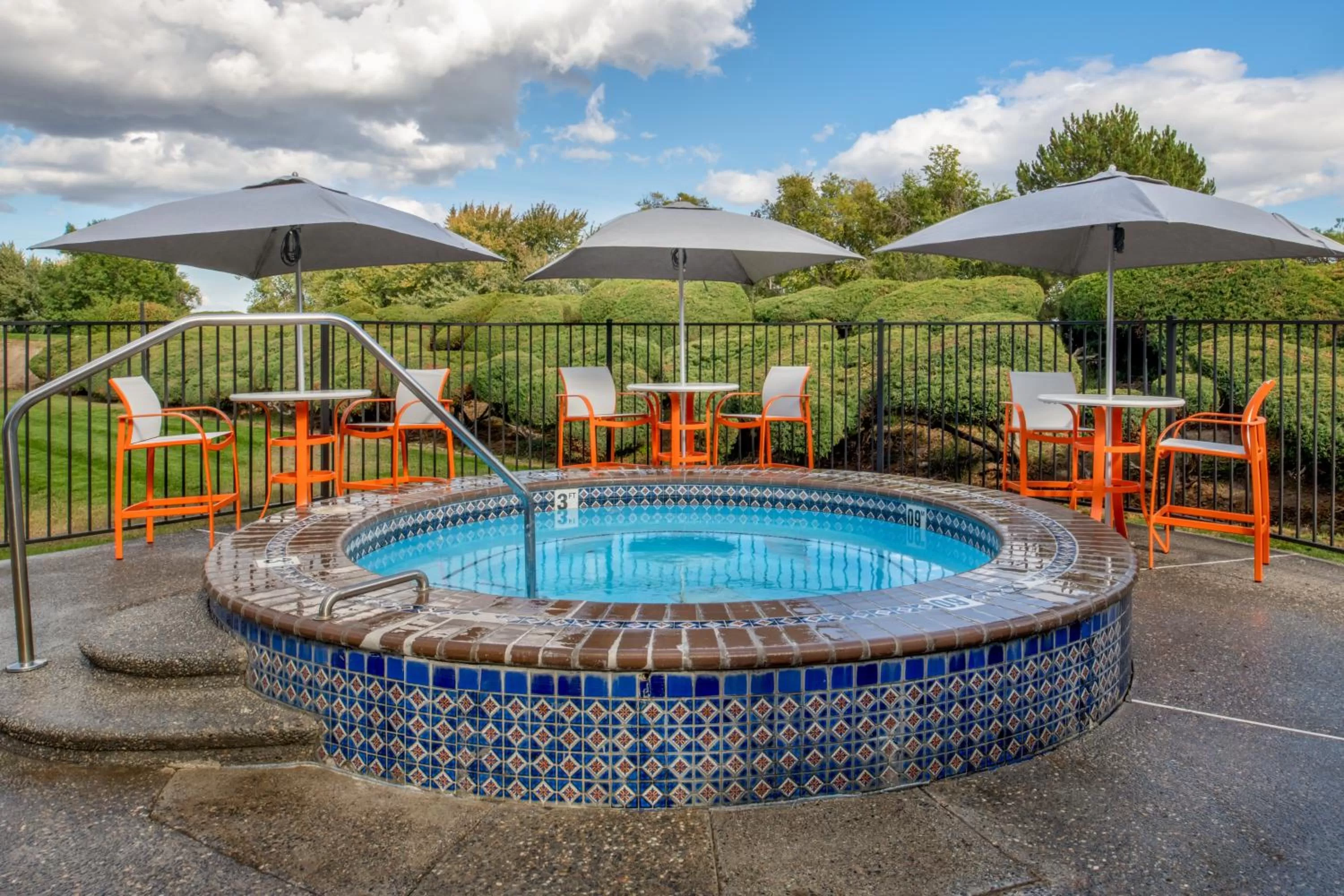 Swimming pool in Holiday Inn Richland on the River by IHG