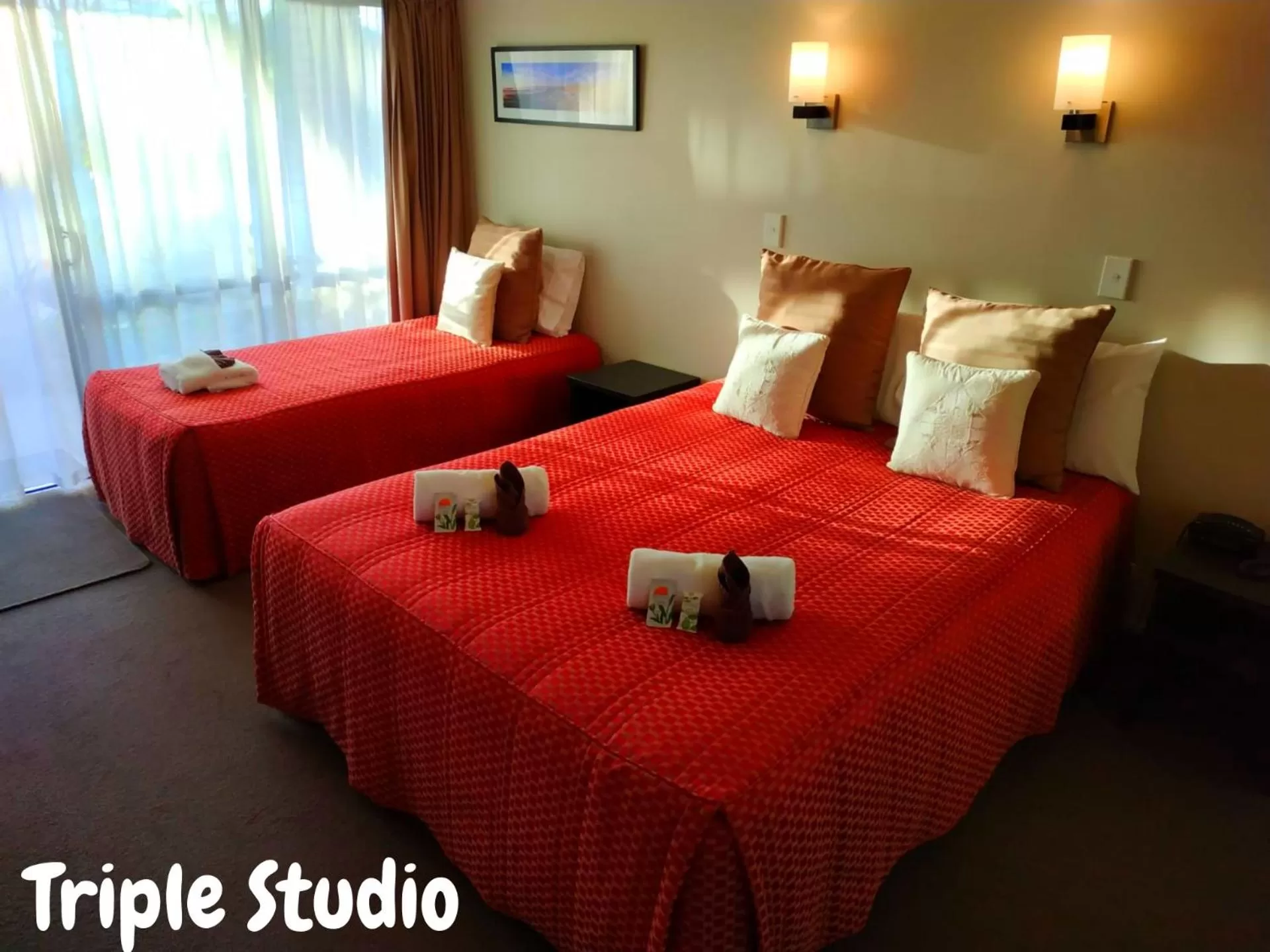 Photo of the whole room, Bed in Cranford Oak Motel