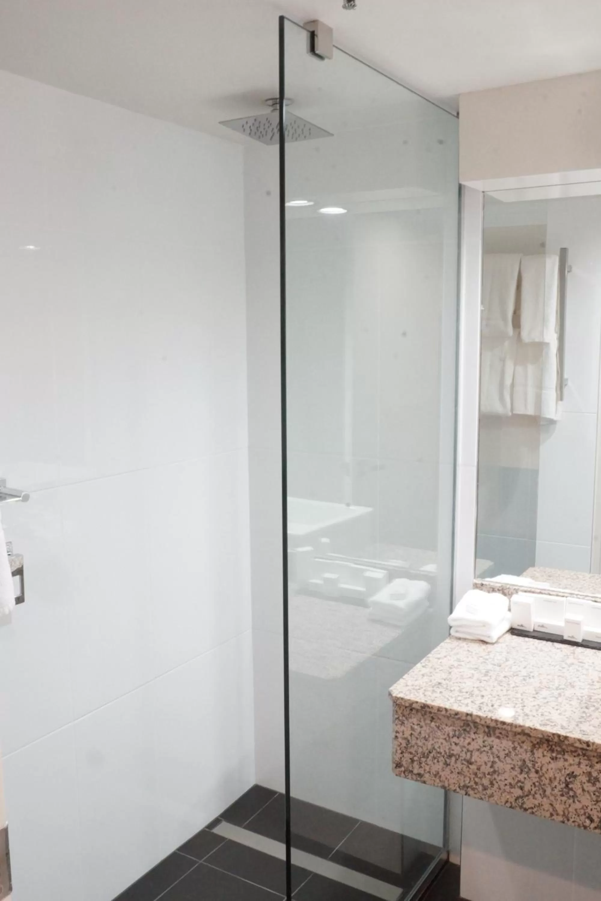 Shower in Hotel Grand Chancellor Launceston