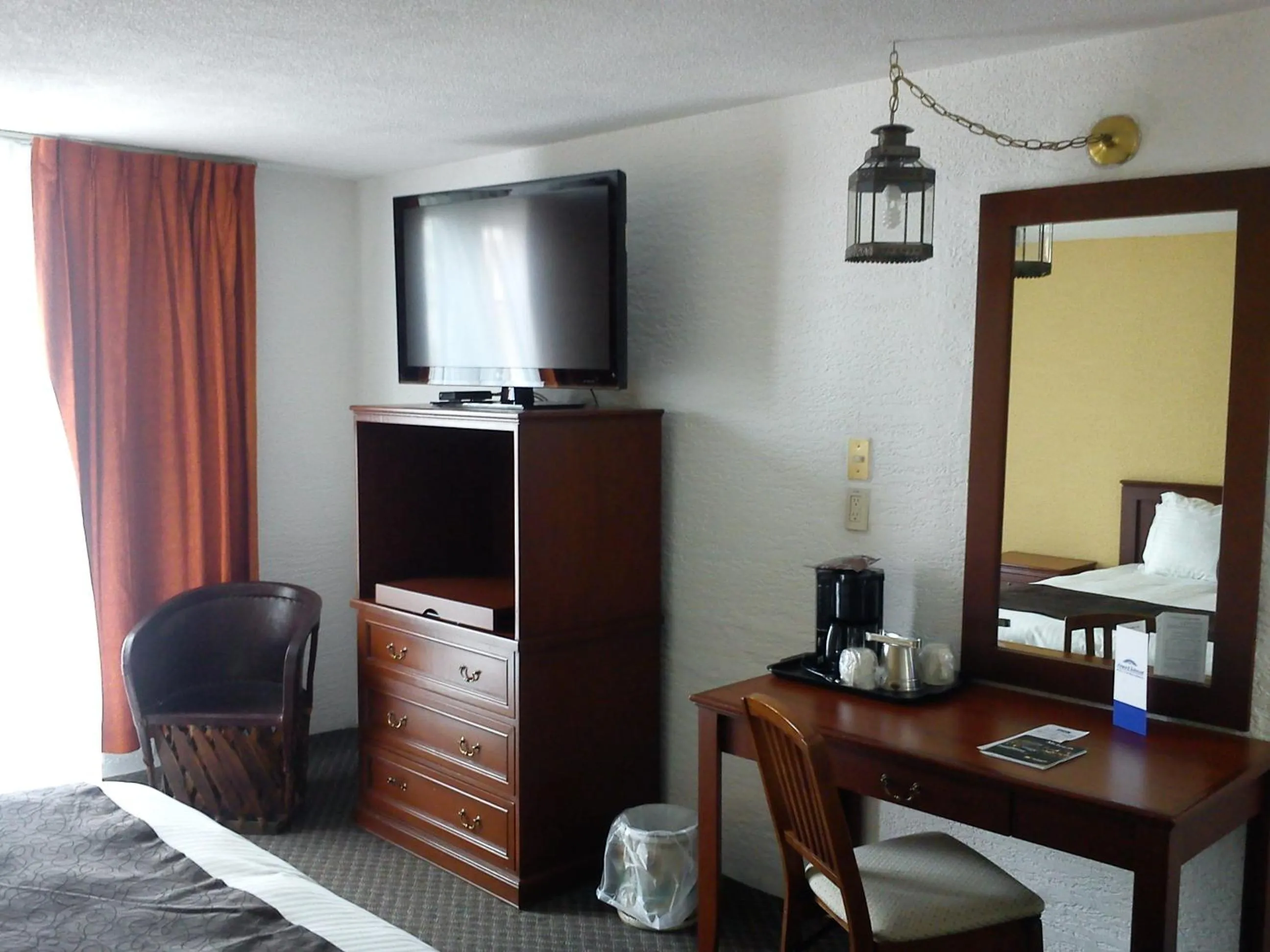TV and multimedia, Bed in Howard Johnson by Wyndham Morelia Calle Real