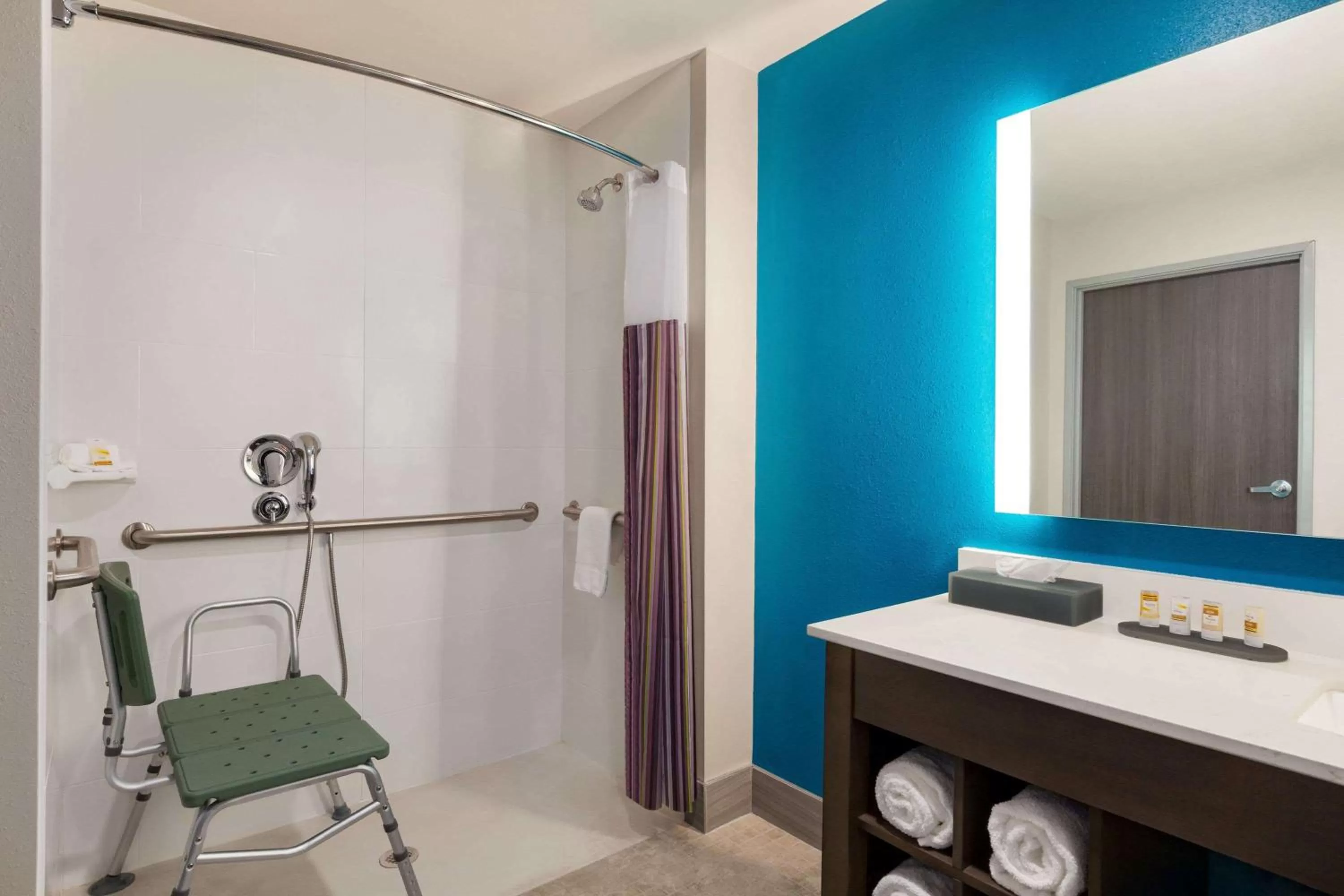 Shower in La Quinta by Wyndham Gainesville