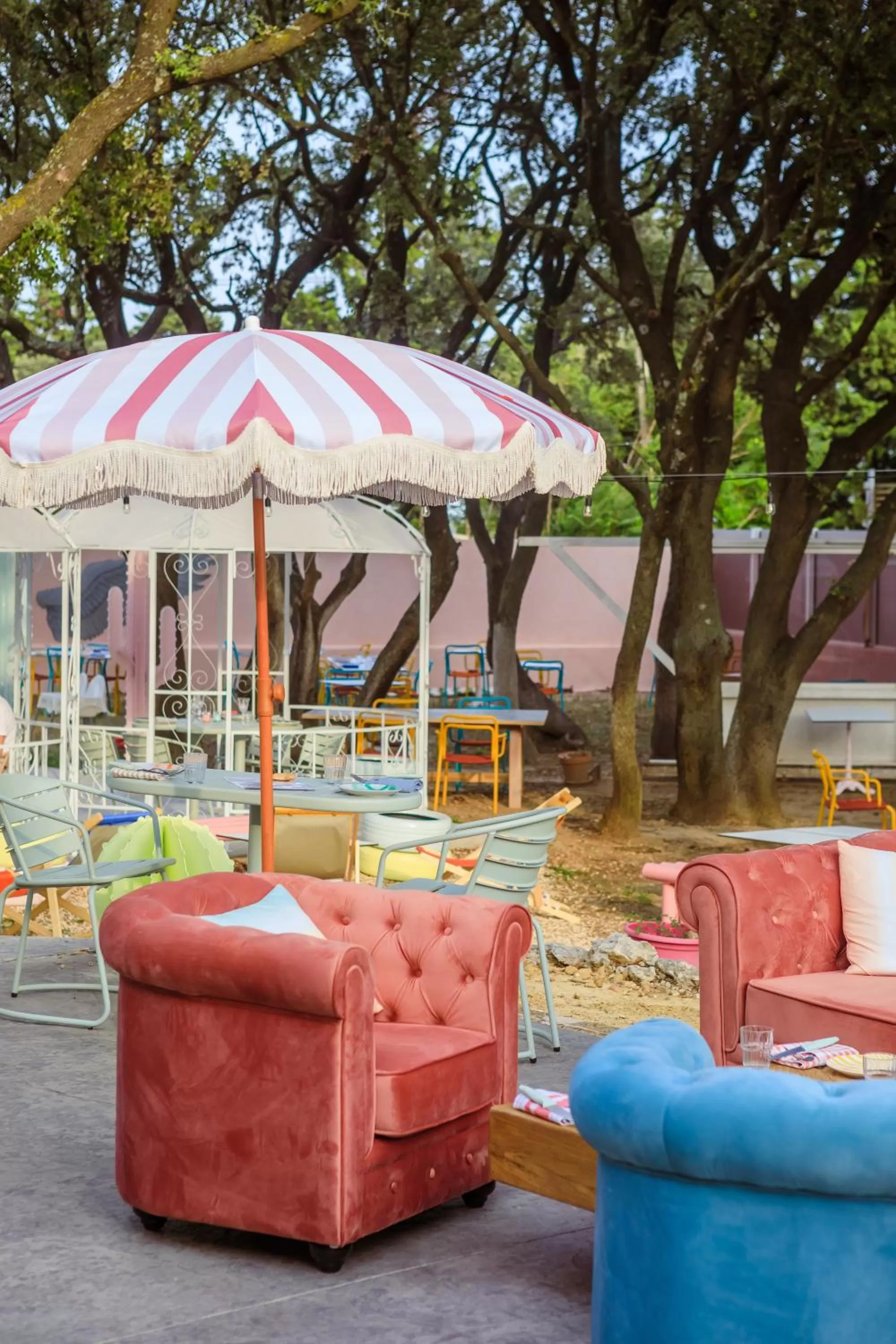 Patio in greet hôtel Pont du Gard - Route d'Avignon