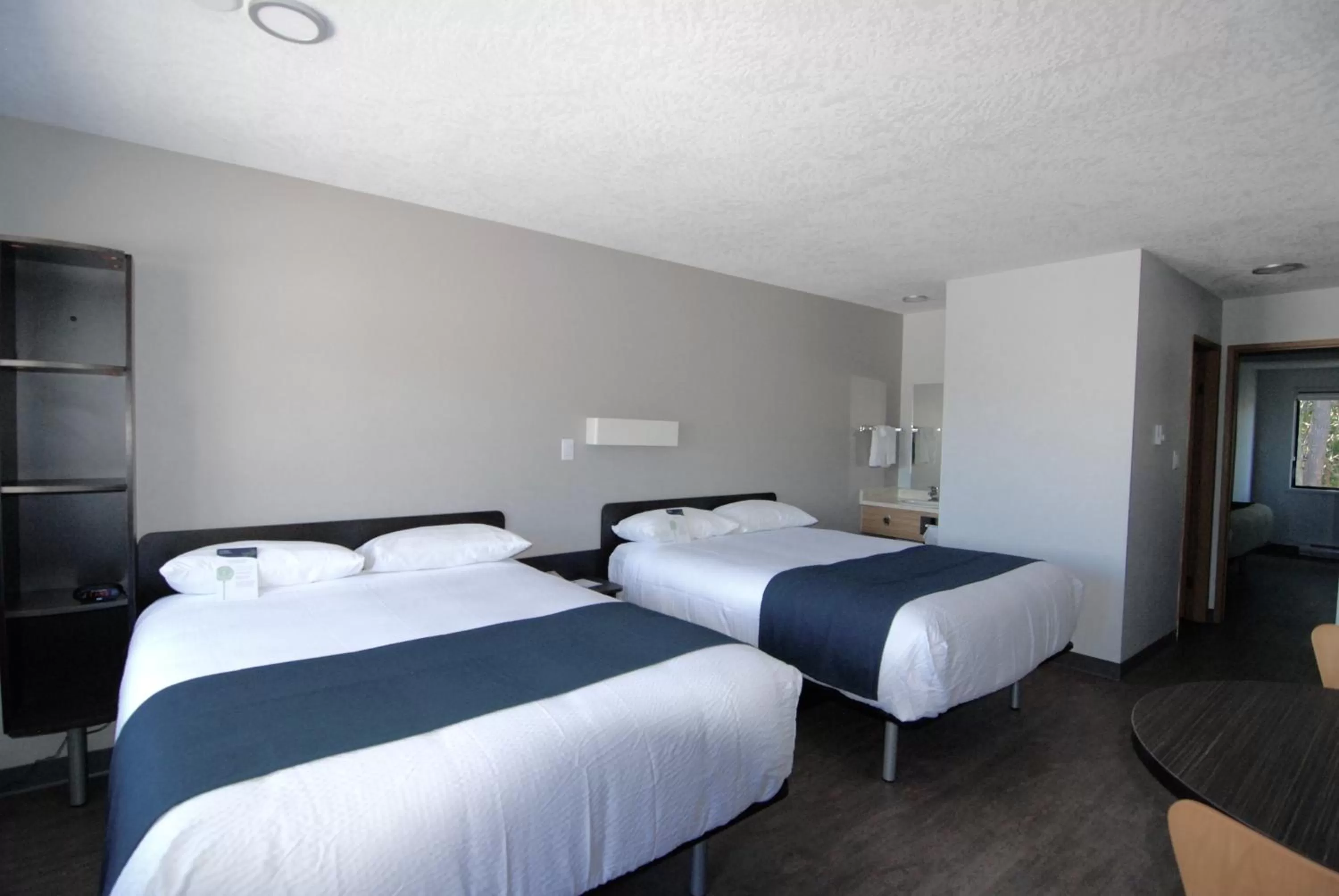 Bed in Motel 6-Saanichton, BC - Victoria Airport