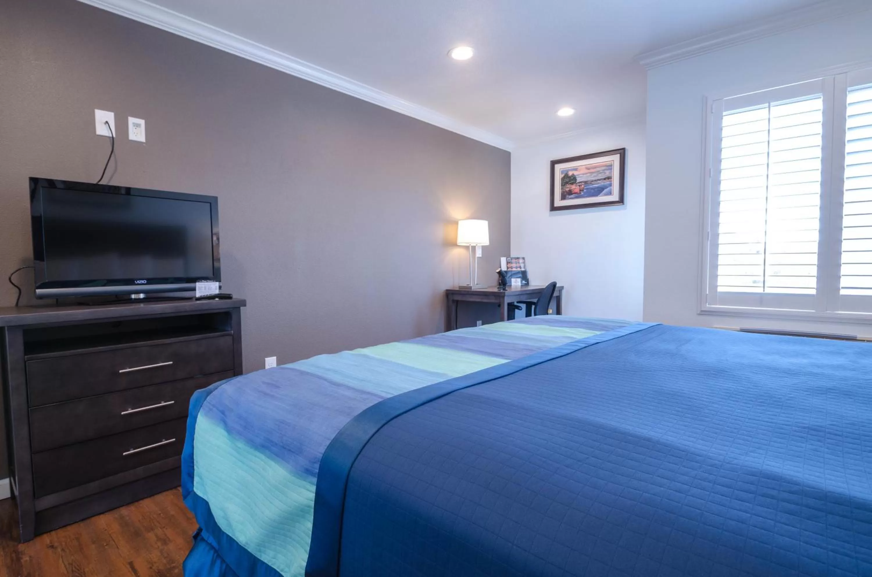 Photo of the whole room, Bed in Continental Inn