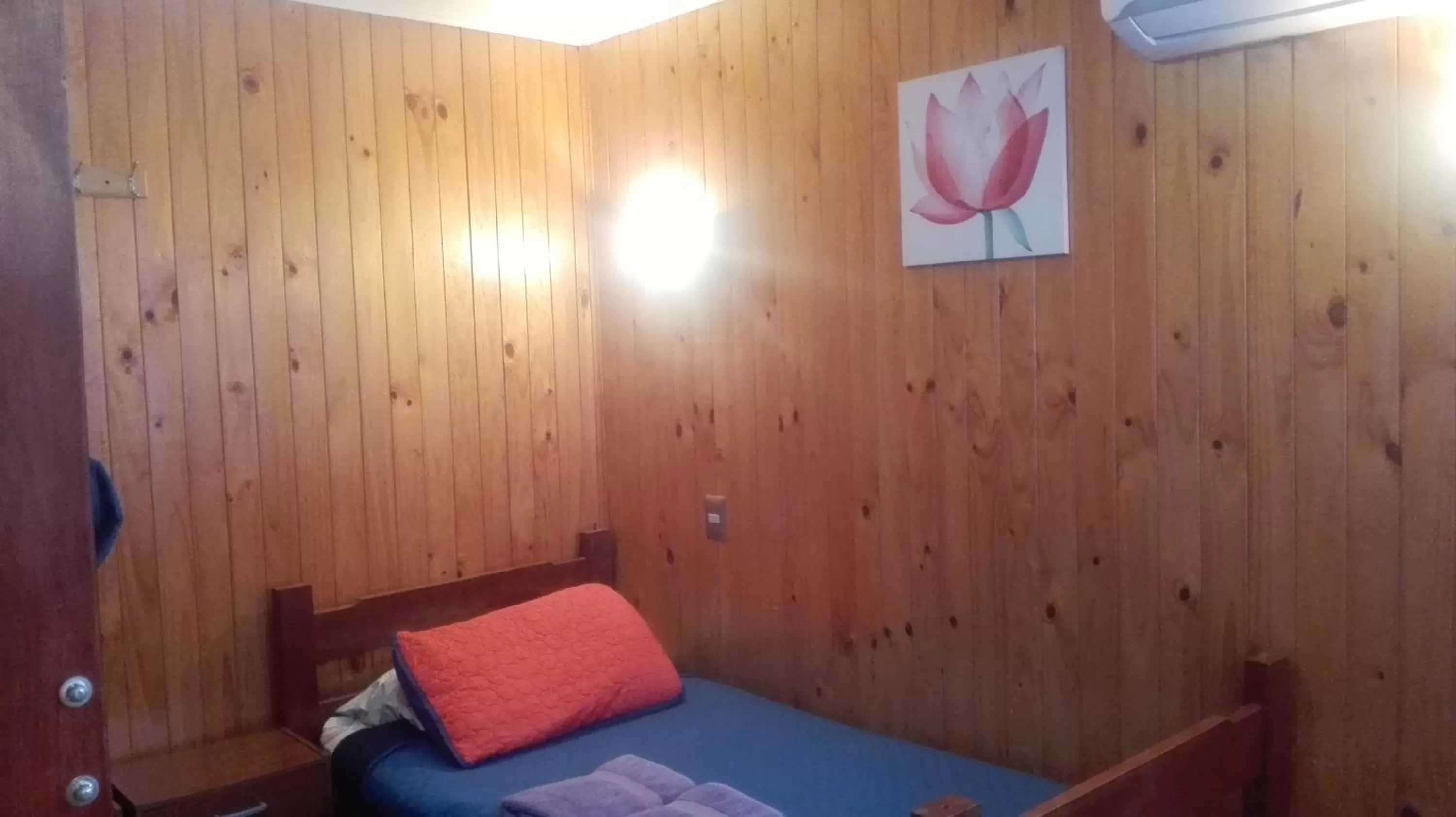 Bed in Apart-Hotel Colonia-Königsberg UBICADO COSTADO TERMINAL BUSES, RÍO CALLE CALLE CARABINEROS DEPARTAMENTOS COMPLETOS CON AIRE ACONDICIONADO Y ESTACIONAMIENTO