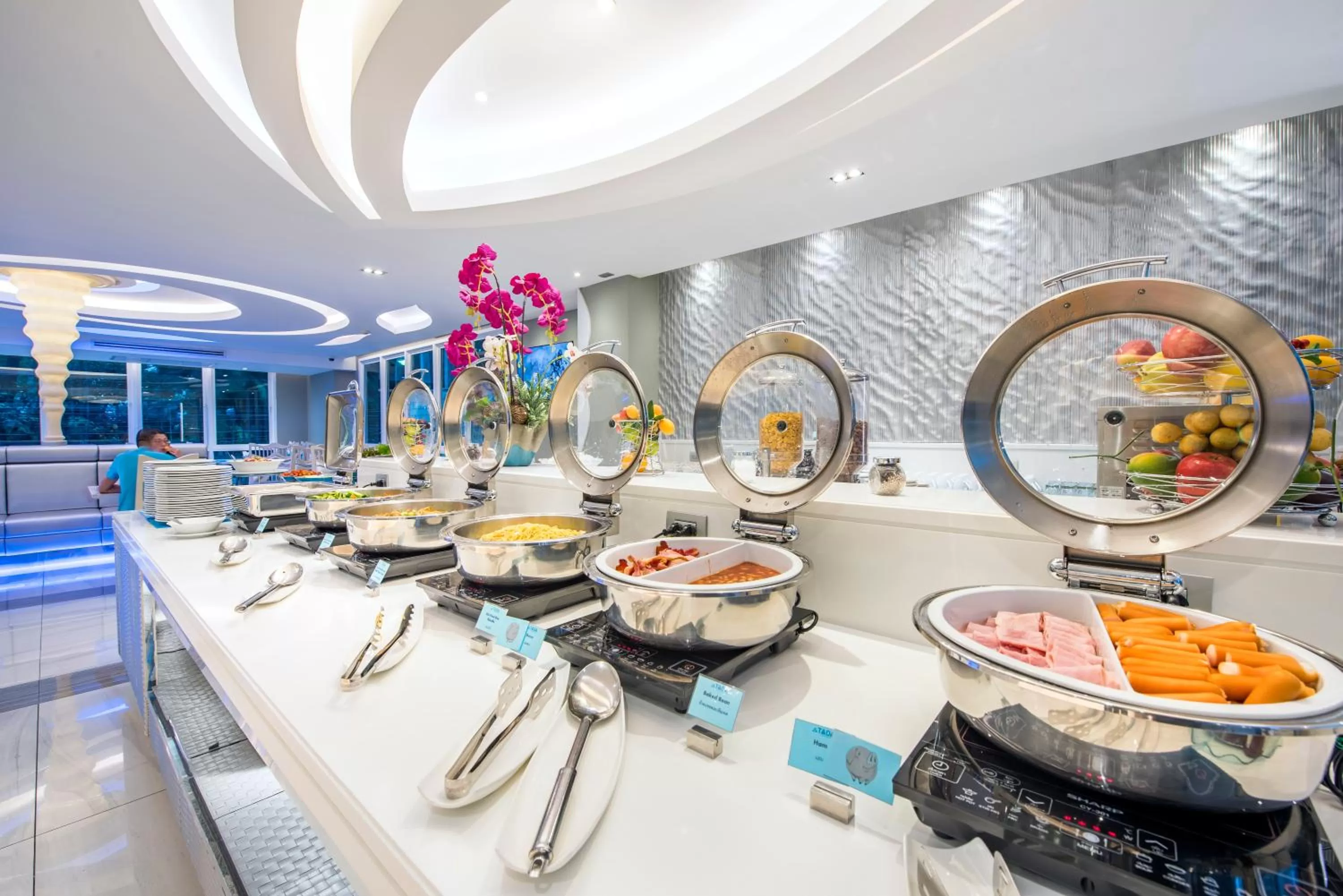 Restaurant/places to eat in Le Tada Parkview Hotel