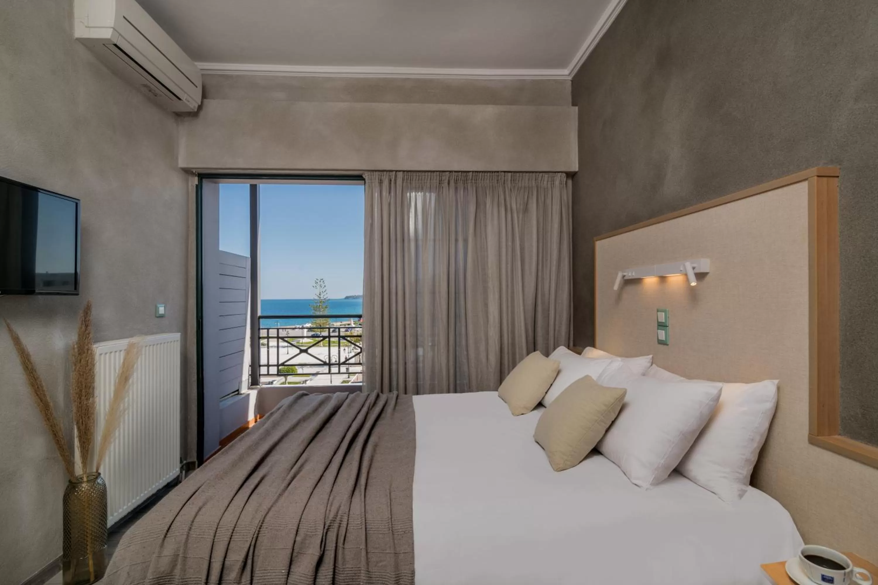 Balcony/Terrace, Bed in Phoenix Hotel