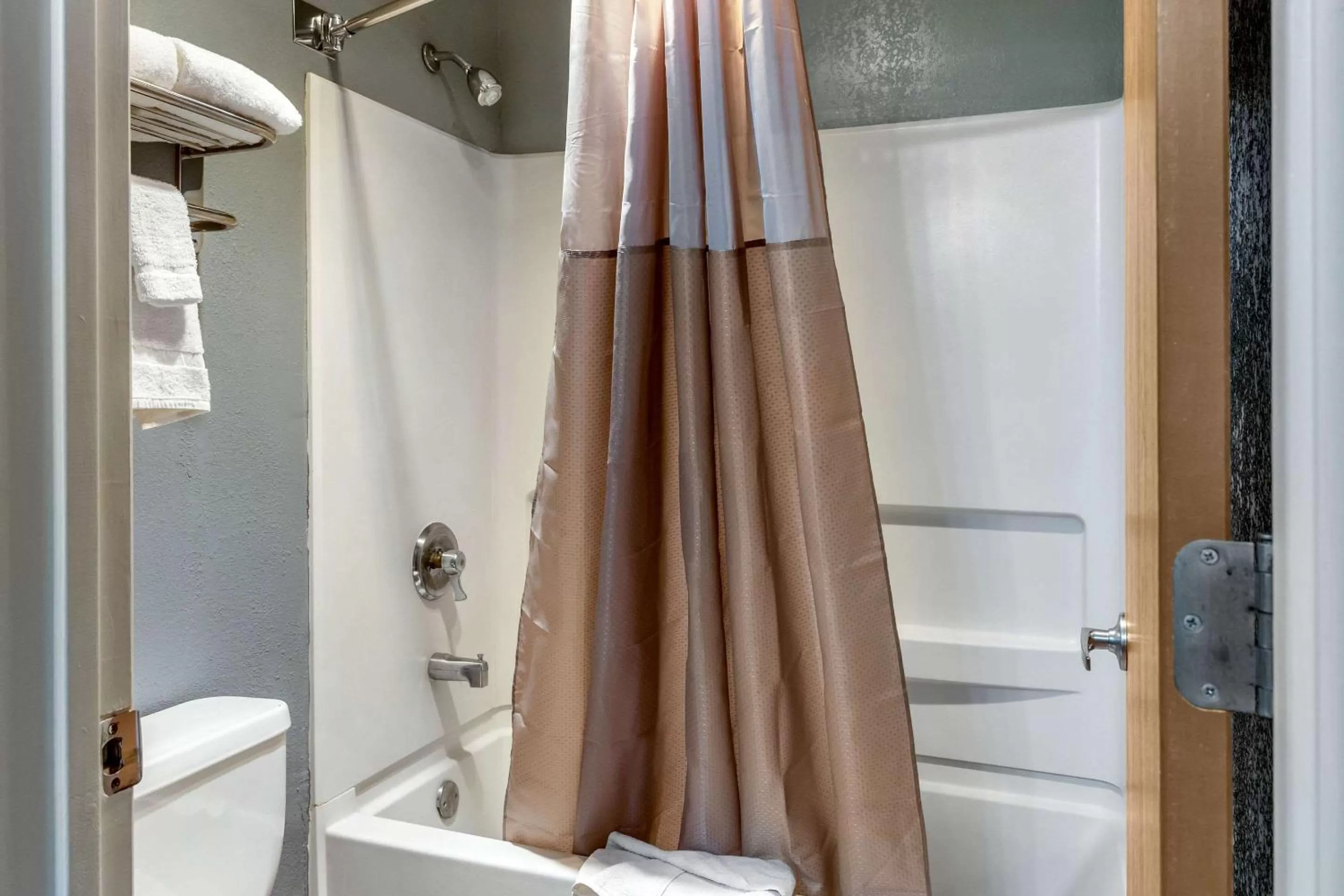 Bathroom in Econo Lodge West - Coors Blvd