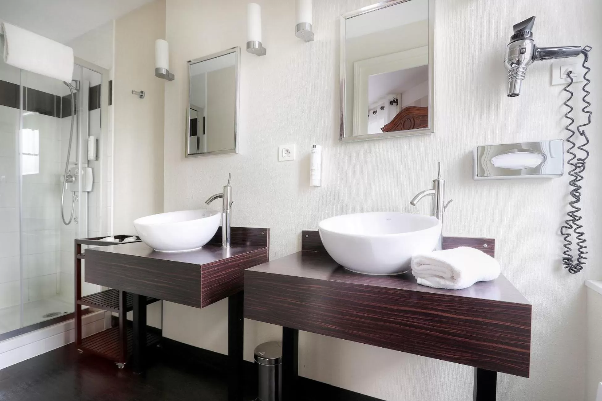 Bathroom in Best Western Hôtel Brittany La Baule Centre & Plages