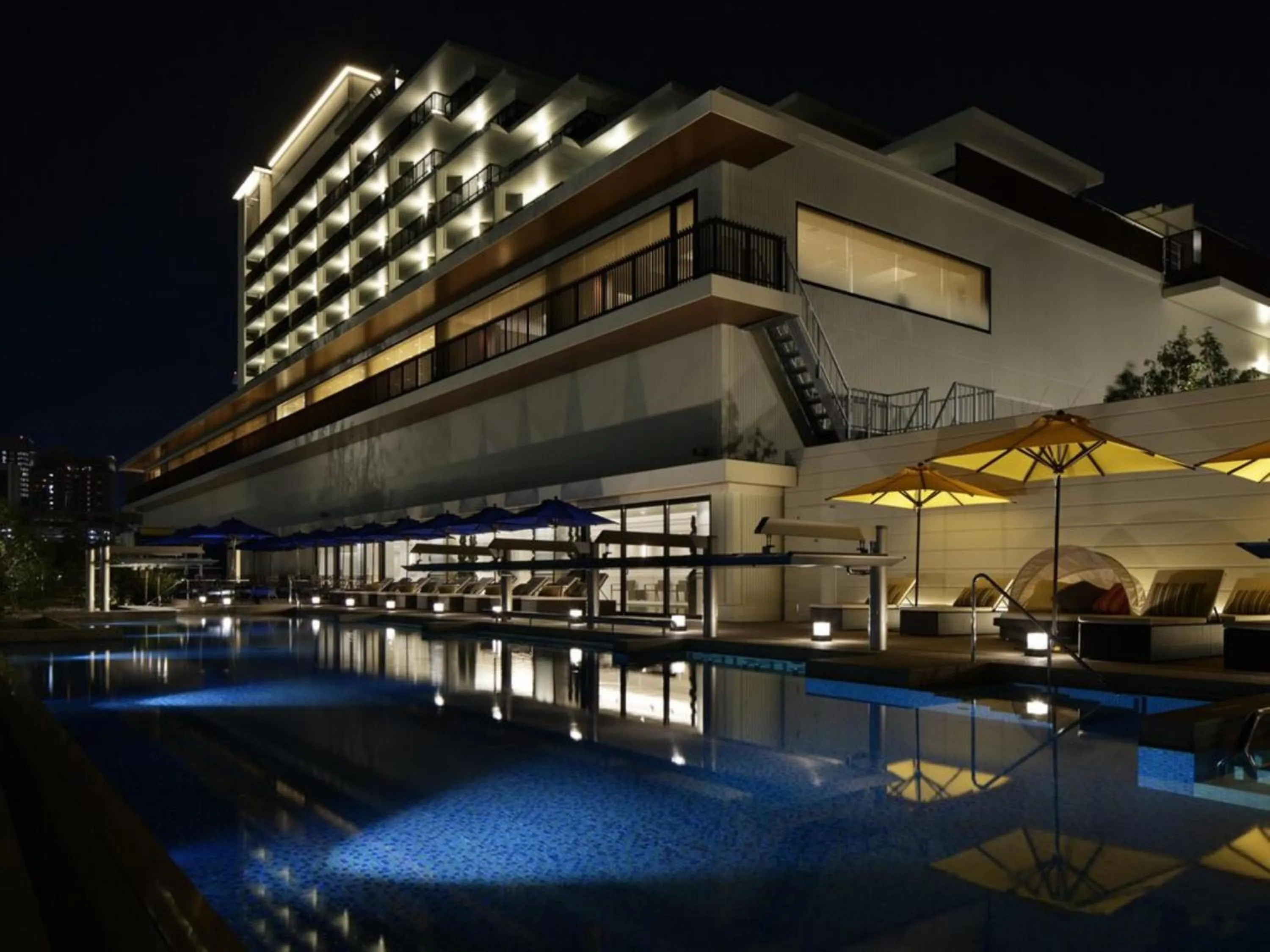 Swimming pool in Kobe Minato Onsen Ren