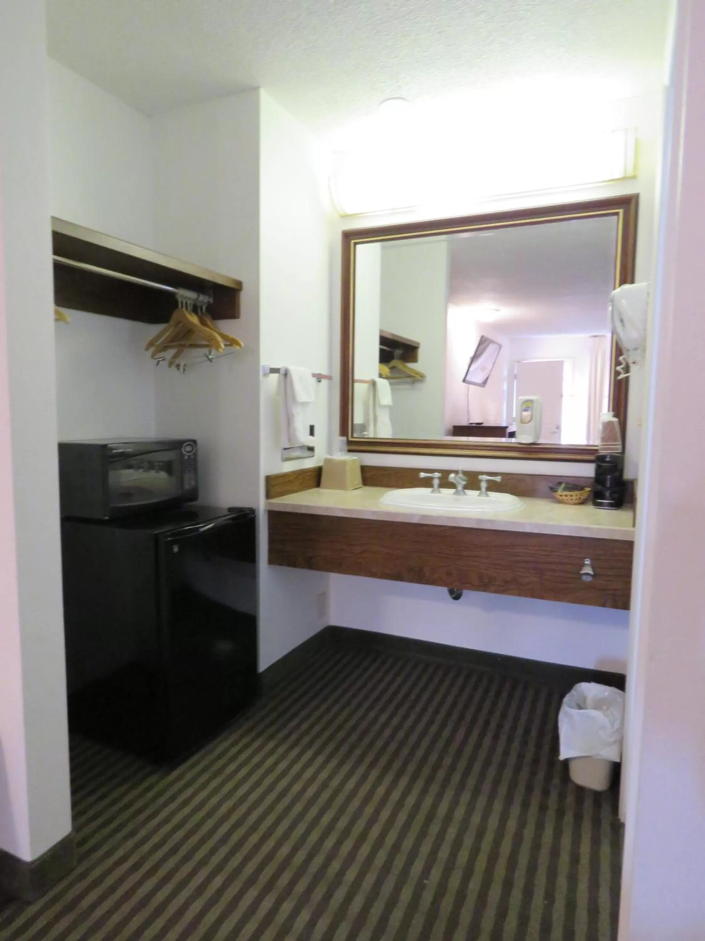 Coffee/tea facilities in Thunderbird Motel